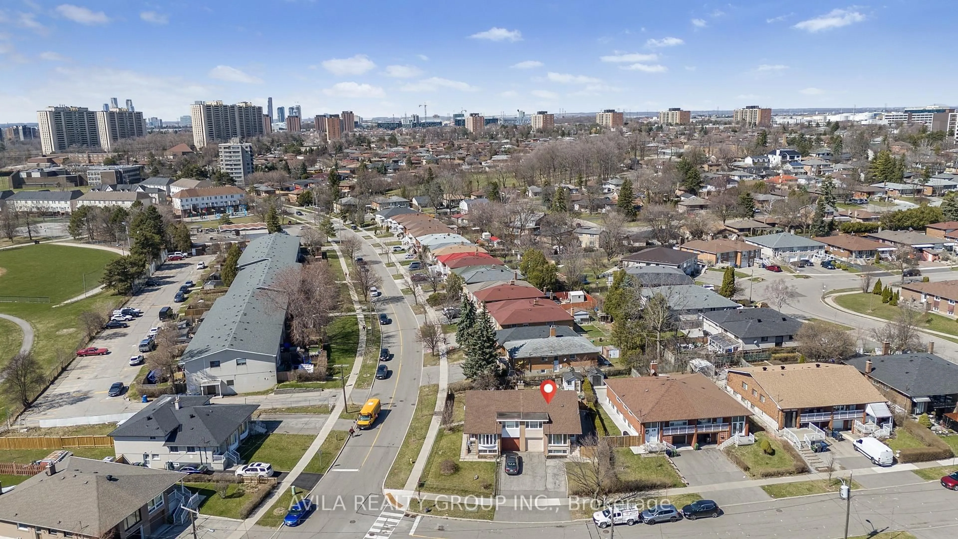 A pic from outside/outdoor area/front of a property/back of a property/a pic from drone, city buildings view from balcony for 4 Fallingdale Cres, Toronto Ontario M3J 1C3