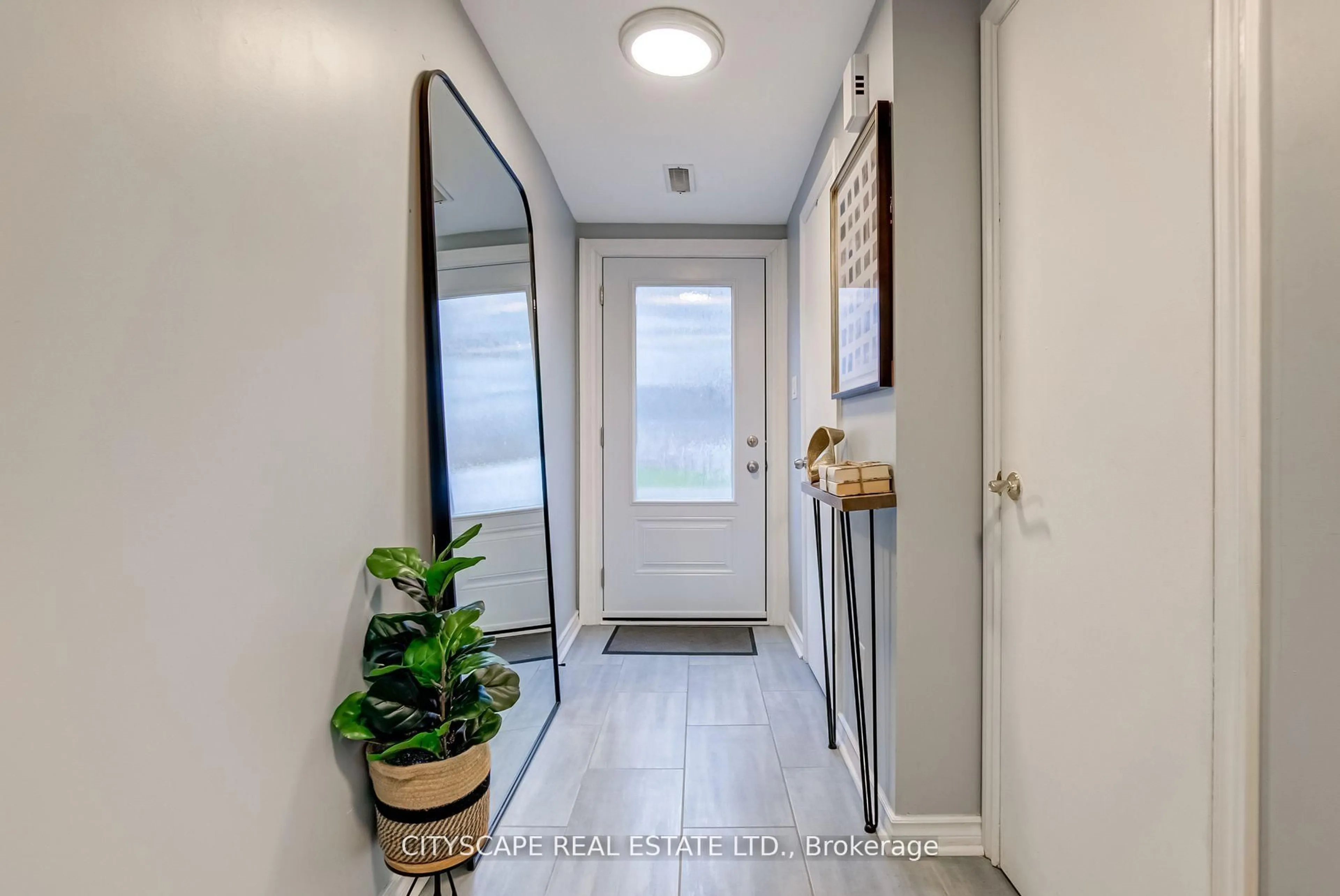 Indoor entryway for 30 Heslop Rd #17, Milton Ontario L9T 1B3