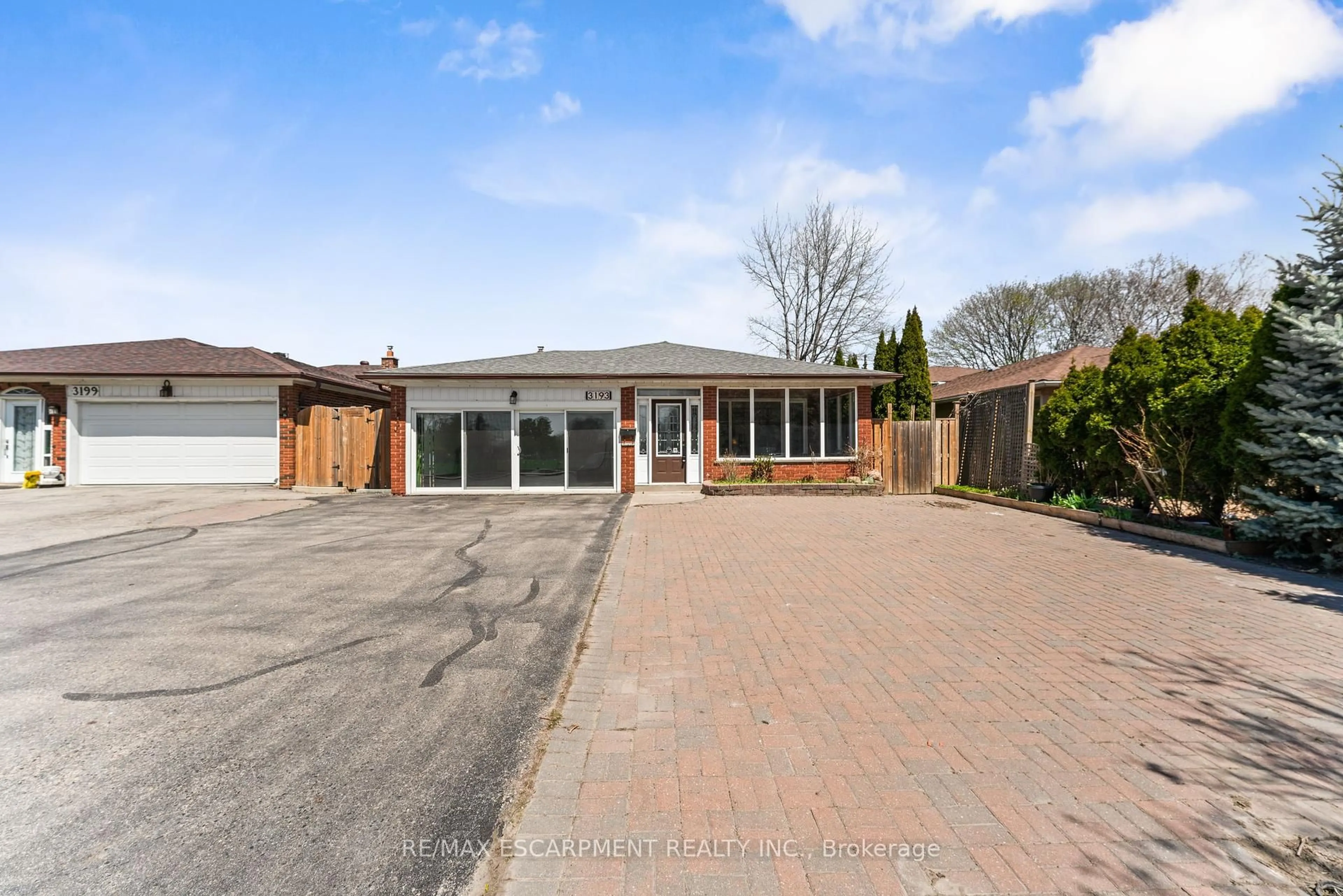 A pic from outside/outdoor area/front of a property/back of a property/a pic from drone, street for 3193 Cawthra Rd, Mississauga Ontario L5A 2X4