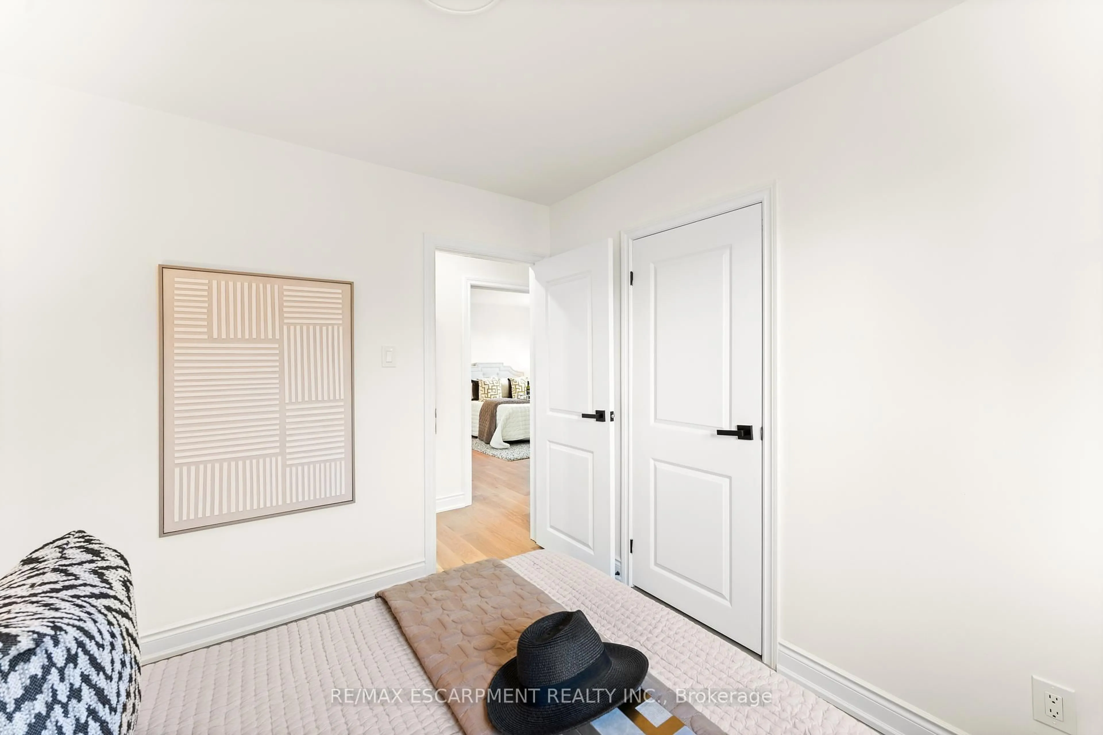 Indoor entryway for 3193 Cawthra Rd, Mississauga Ontario L5A 2X4