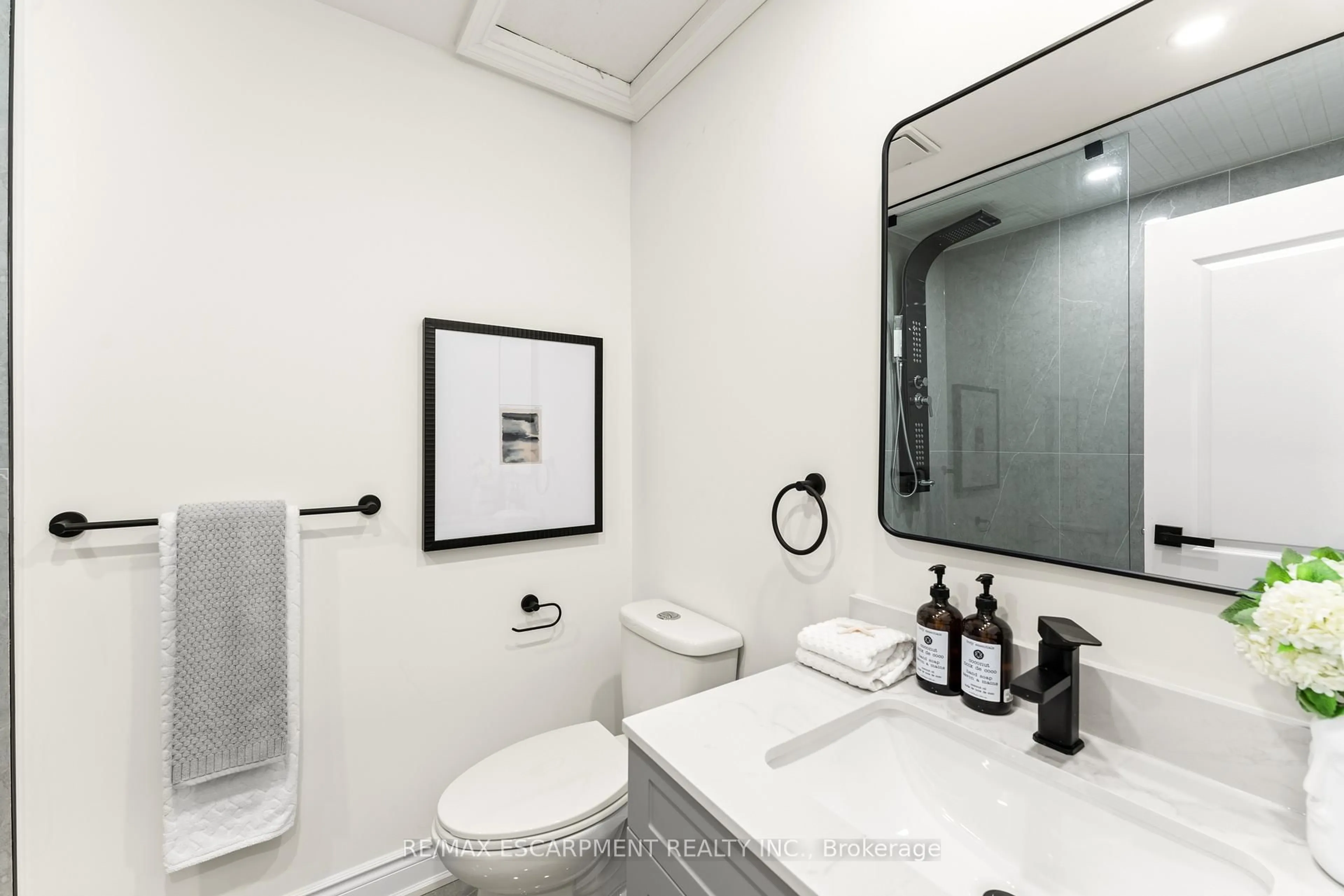 Standard bathroom, unknown for 3193 Cawthra Rd, Mississauga Ontario L5A 2X4