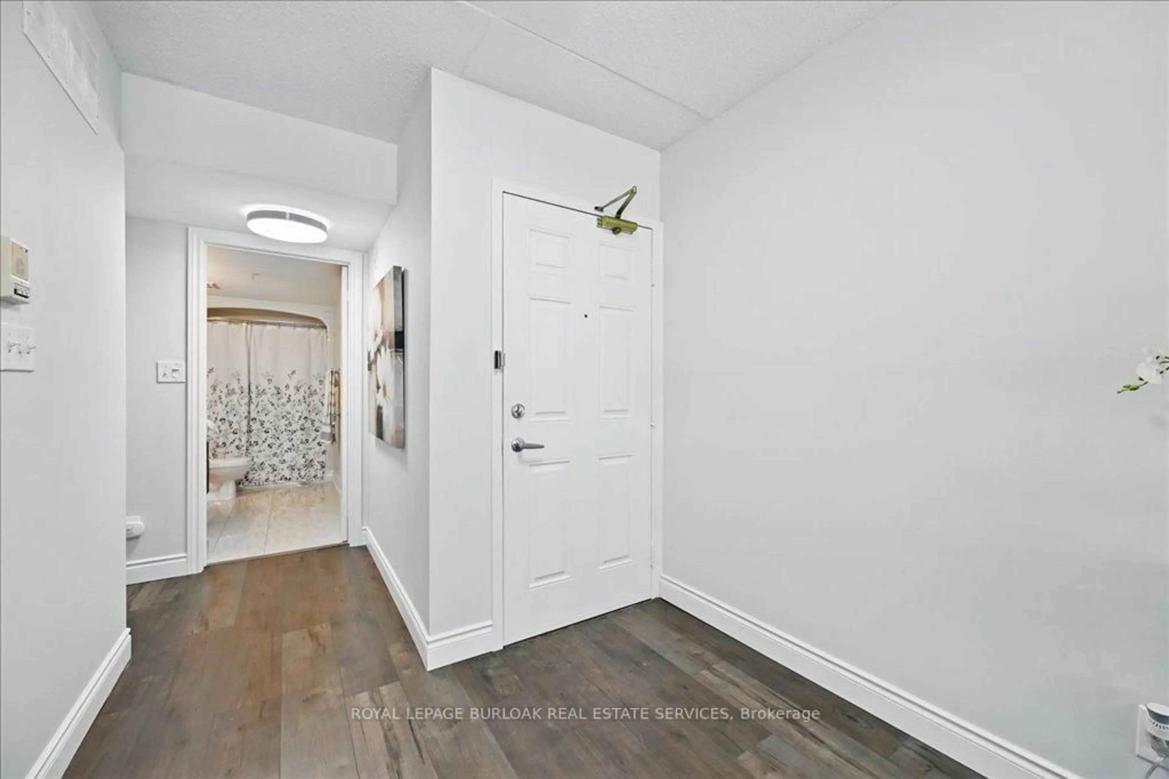 Indoor entryway for 1421 Walker's Line #211, Burlington Ontario L7M 4P4