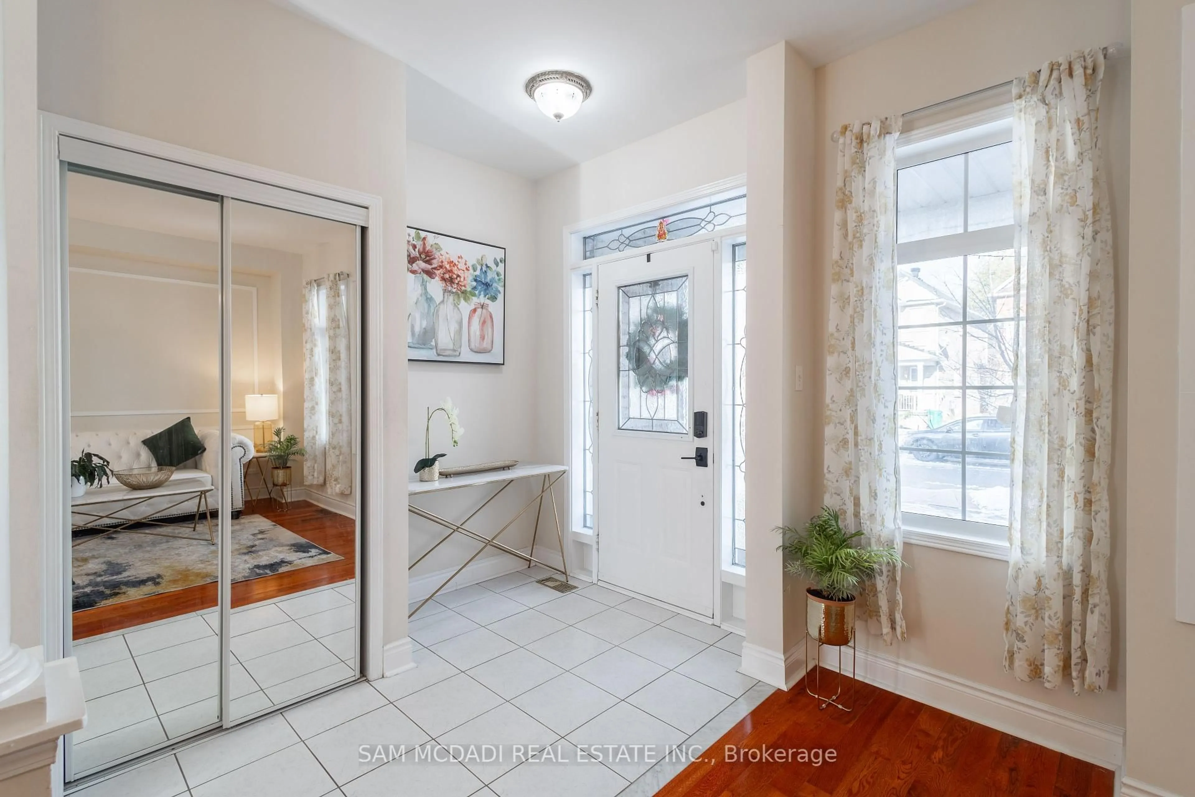 Indoor entryway for 5562 Katy Gate, Mississauga Ontario L5M 6M7