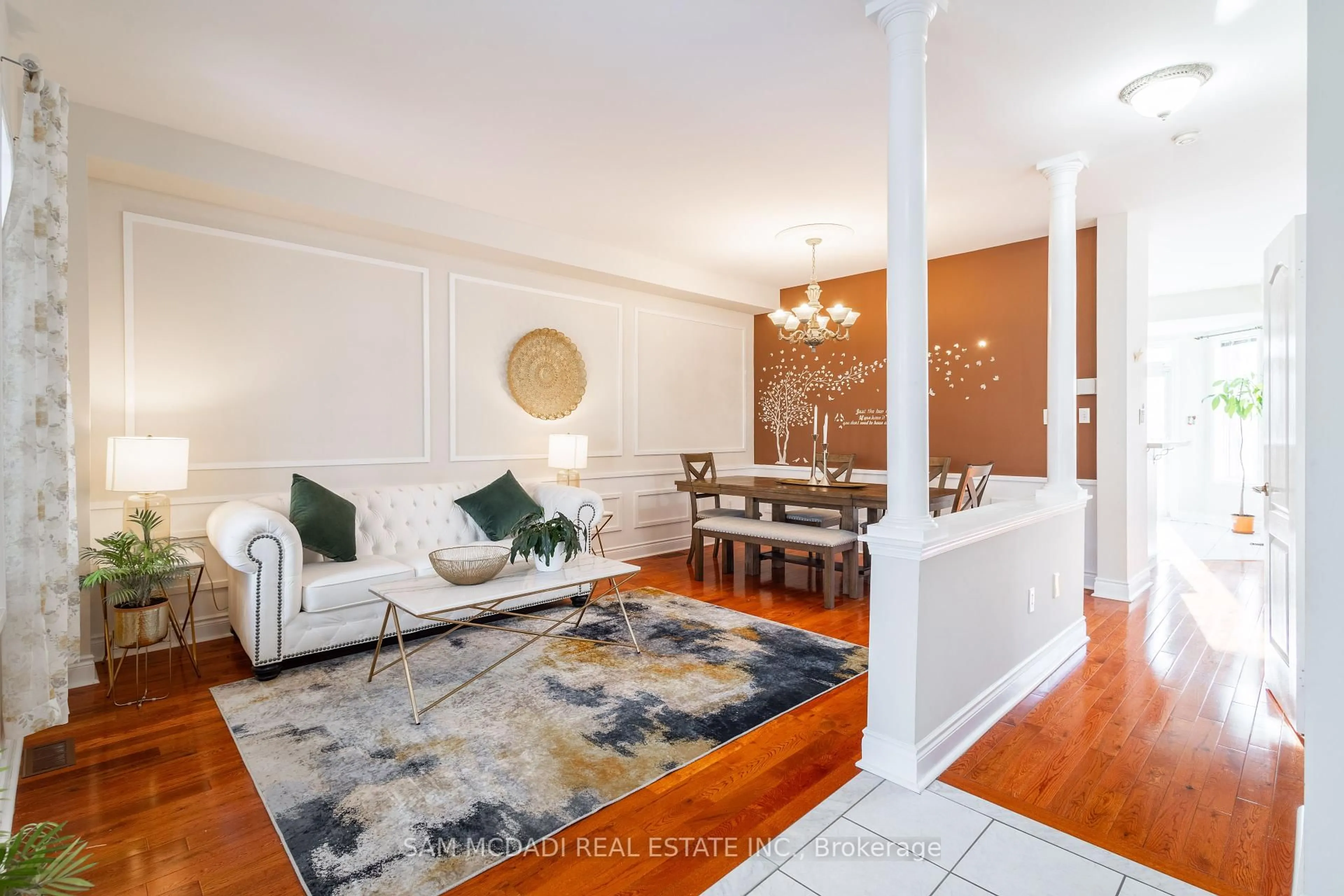 Living room with furniture, unknown for 5562 Katy Gate, Mississauga Ontario L5M 6M7