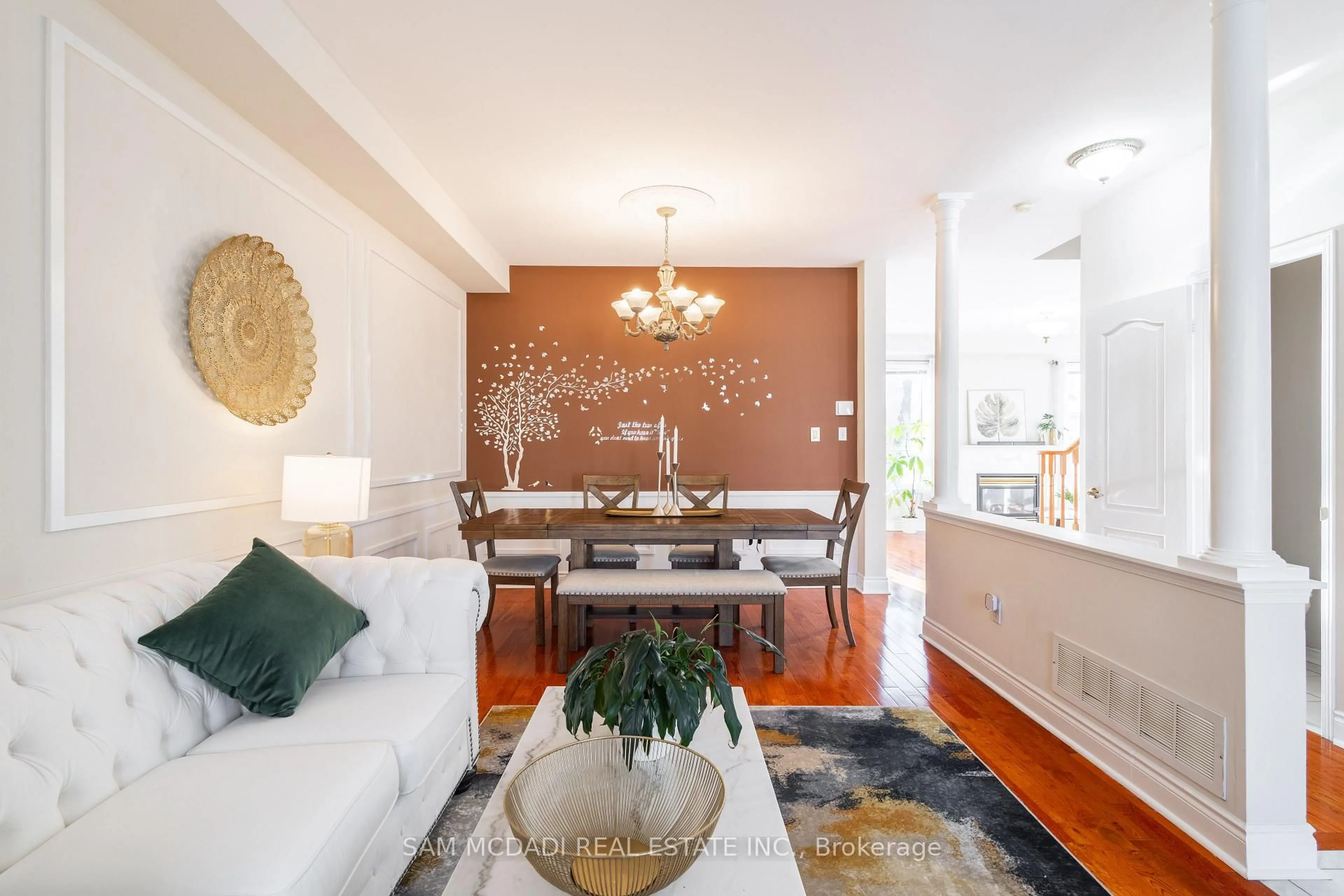 Living room with furniture, unknown for 5562 Katy Gate, Mississauga Ontario L5M 6M7