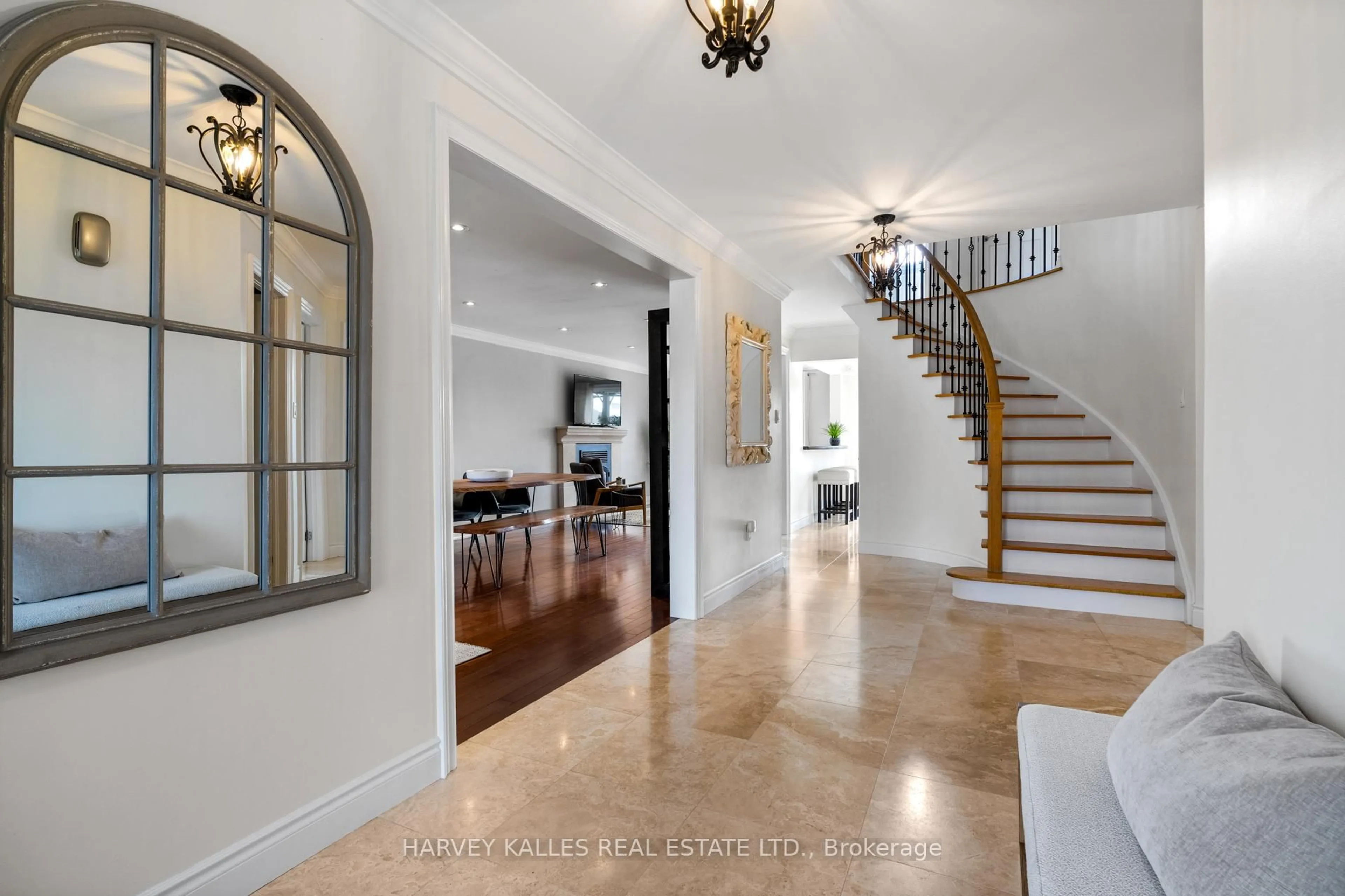 Indoor foyer for 1224 Highgate Pl, Mississauga Ontario L4W 3H4