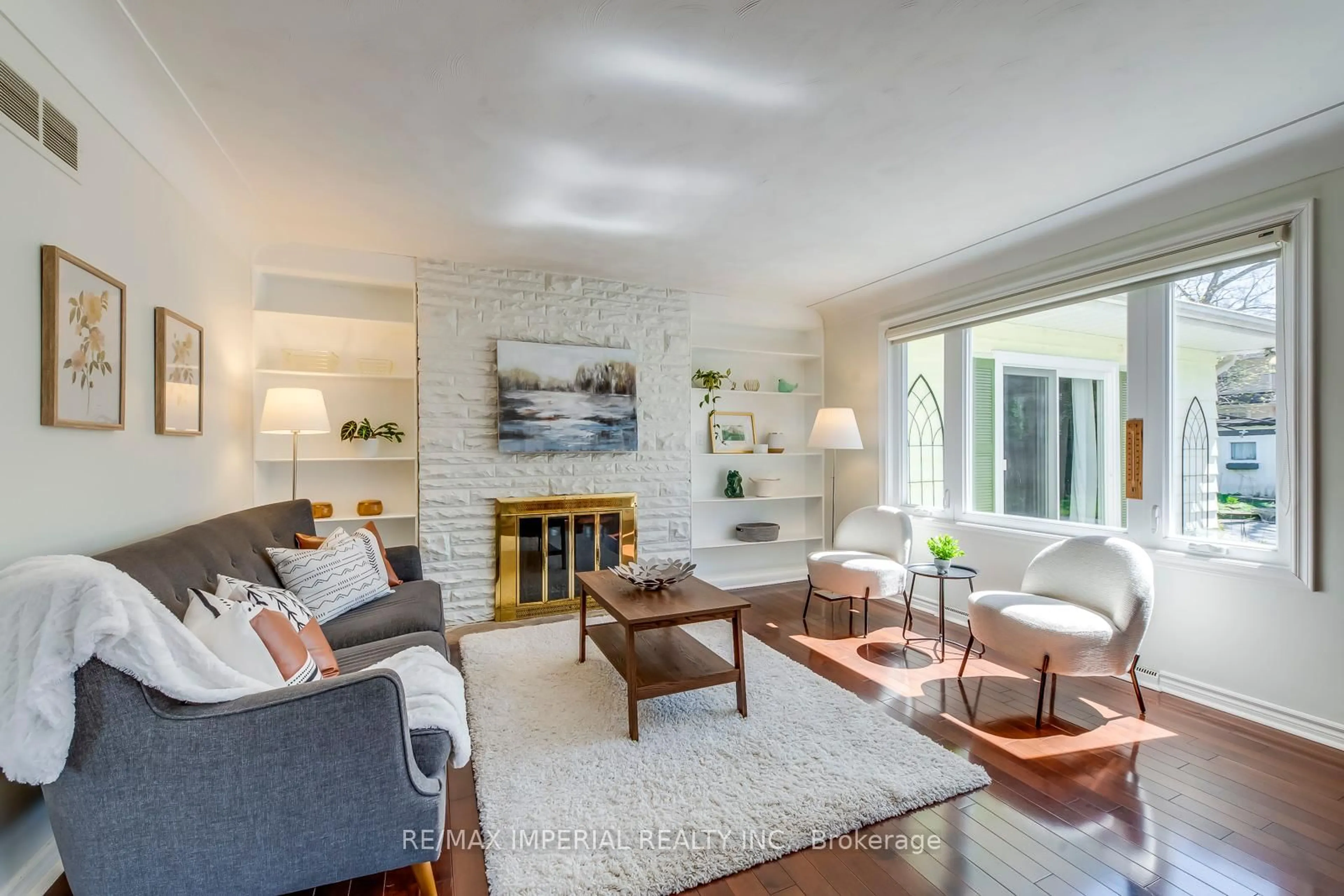 Living room with furniture, unknown for 2048 Devon Rd, Oakville Ontario L6J 2N2