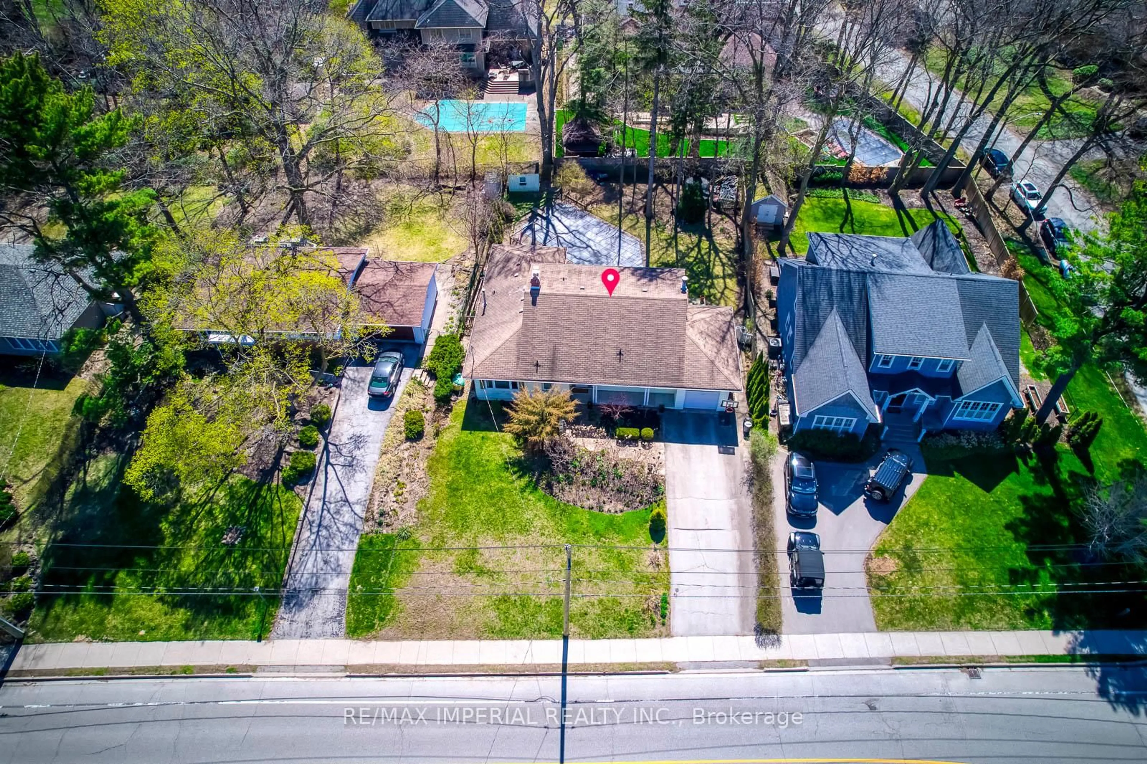 A pic from outside/outdoor area/front of a property/back of a property/a pic from drone, street for 2048 Devon Rd, Oakville Ontario L6J 2N2
