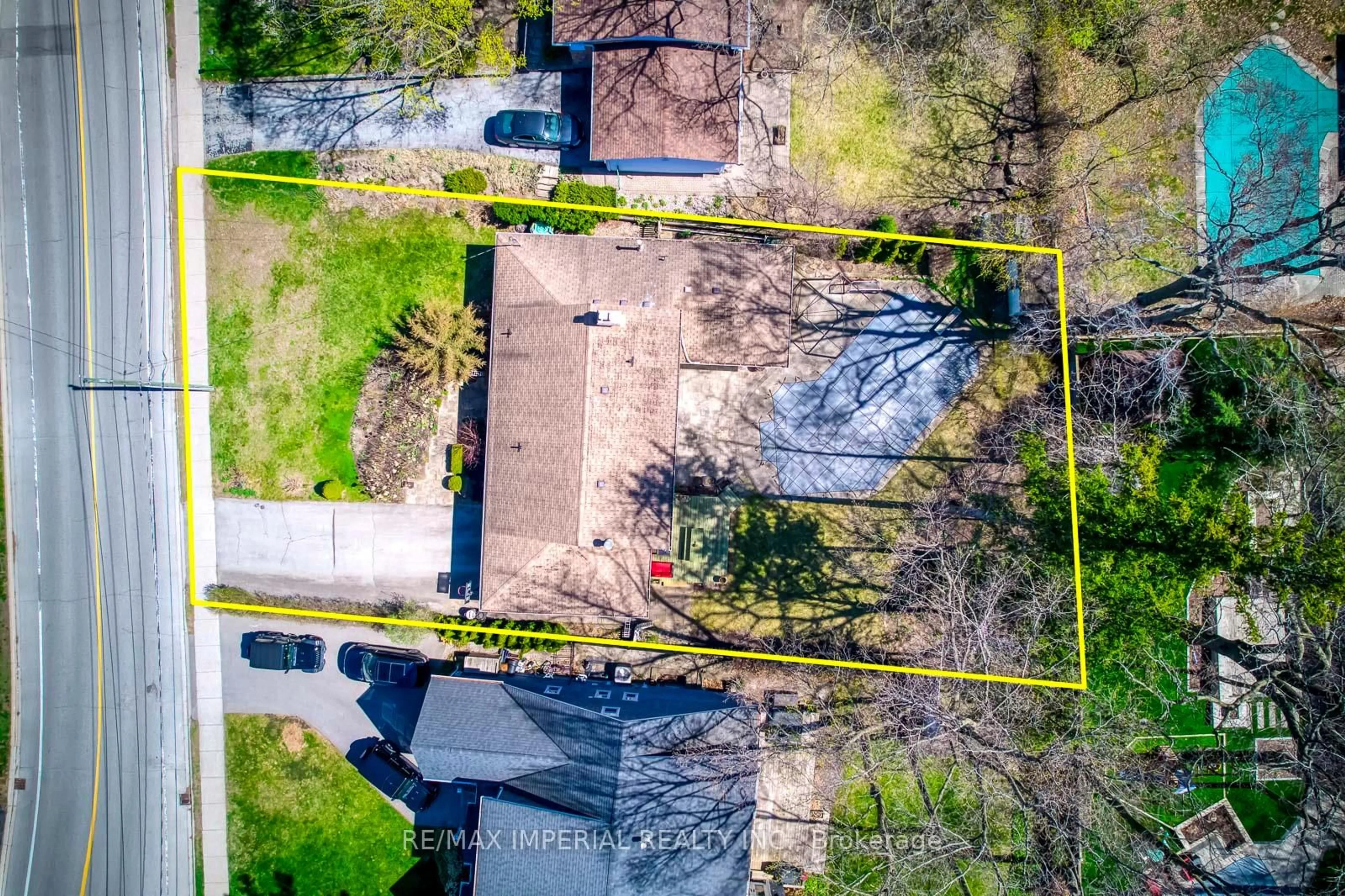 A pic from outside/outdoor area/front of a property/back of a property/a pic from drone, street for 2048 Devon Rd, Oakville Ontario L6J 2N2