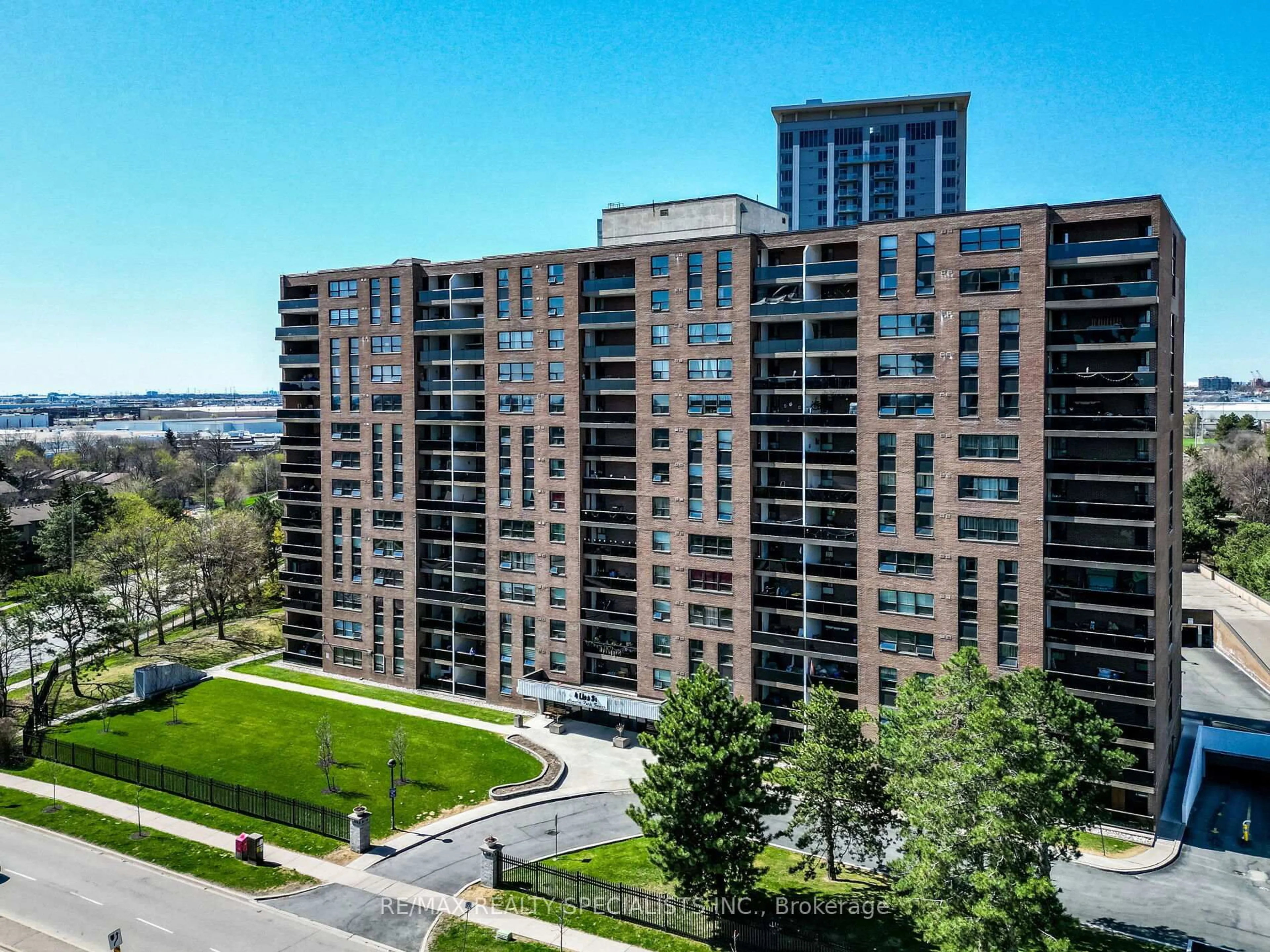 A pic from outside/outdoor area/front of a property/back of a property/a pic from drone, city buildings view from balcony for 4 Lisa St #610, Brampton Ontario L6T 4B6