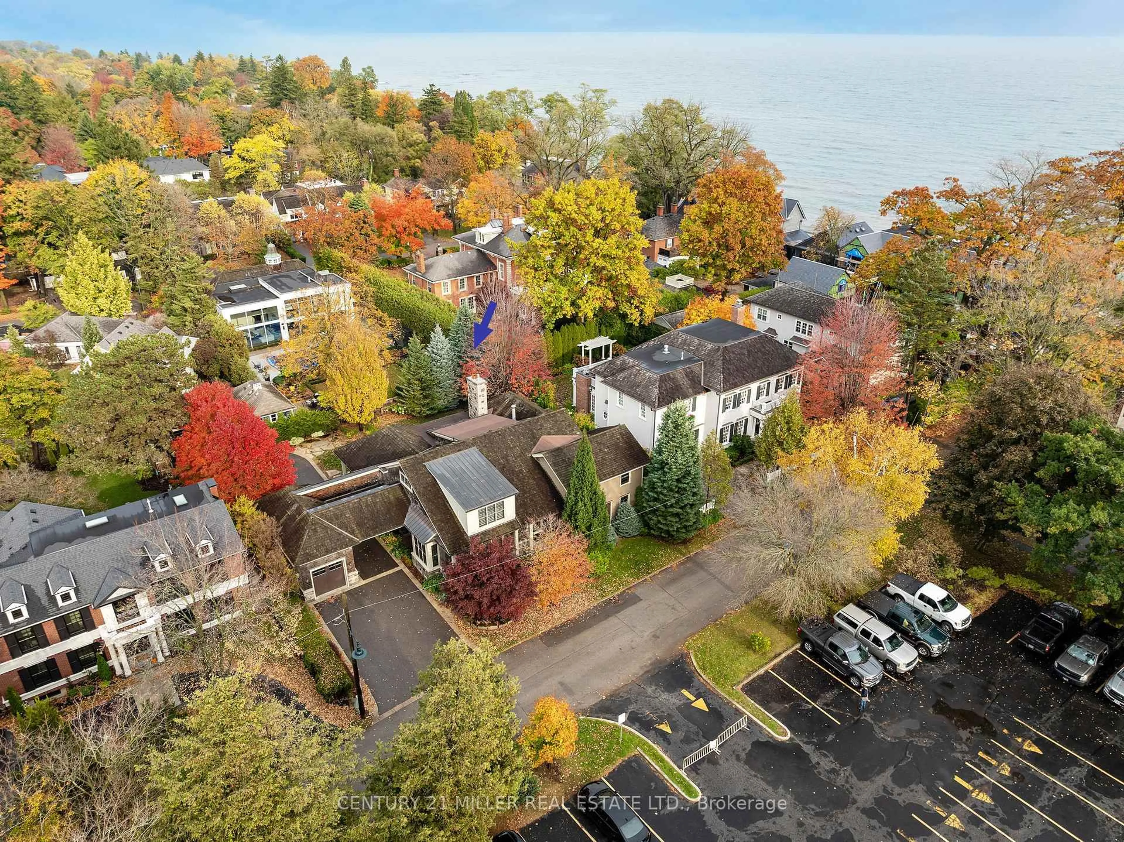 A pic from outside/outdoor area/front of a property/back of a property/a pic from drone, unknown for 47 Allan St, Oakville Ontario L6J 3M7