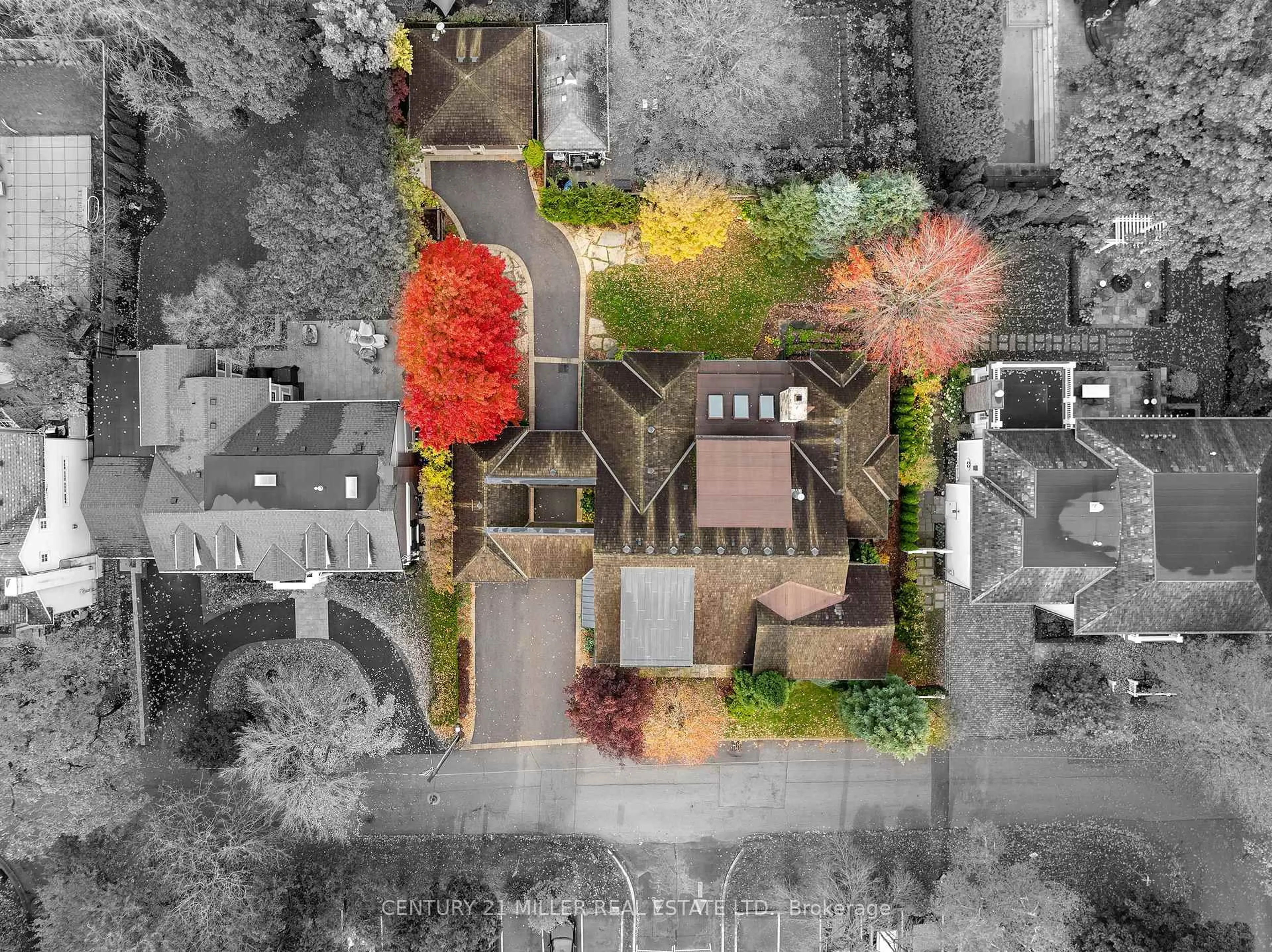 A pic from outside/outdoor area/front of a property/back of a property/a pic from drone, street for 47 Allan St, Oakville Ontario L6J 3M7