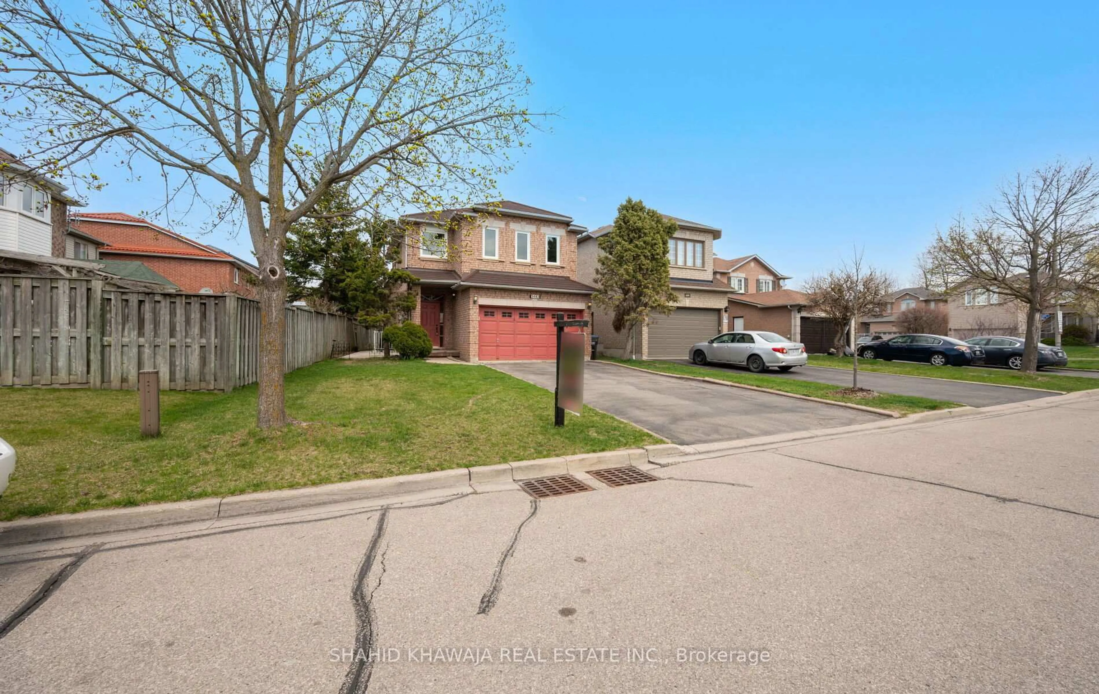 A pic from outside/outdoor area/front of a property/back of a property/a pic from drone, street for 5445 Woodchase Cres, Mississauga Ontario L4Z 3T8