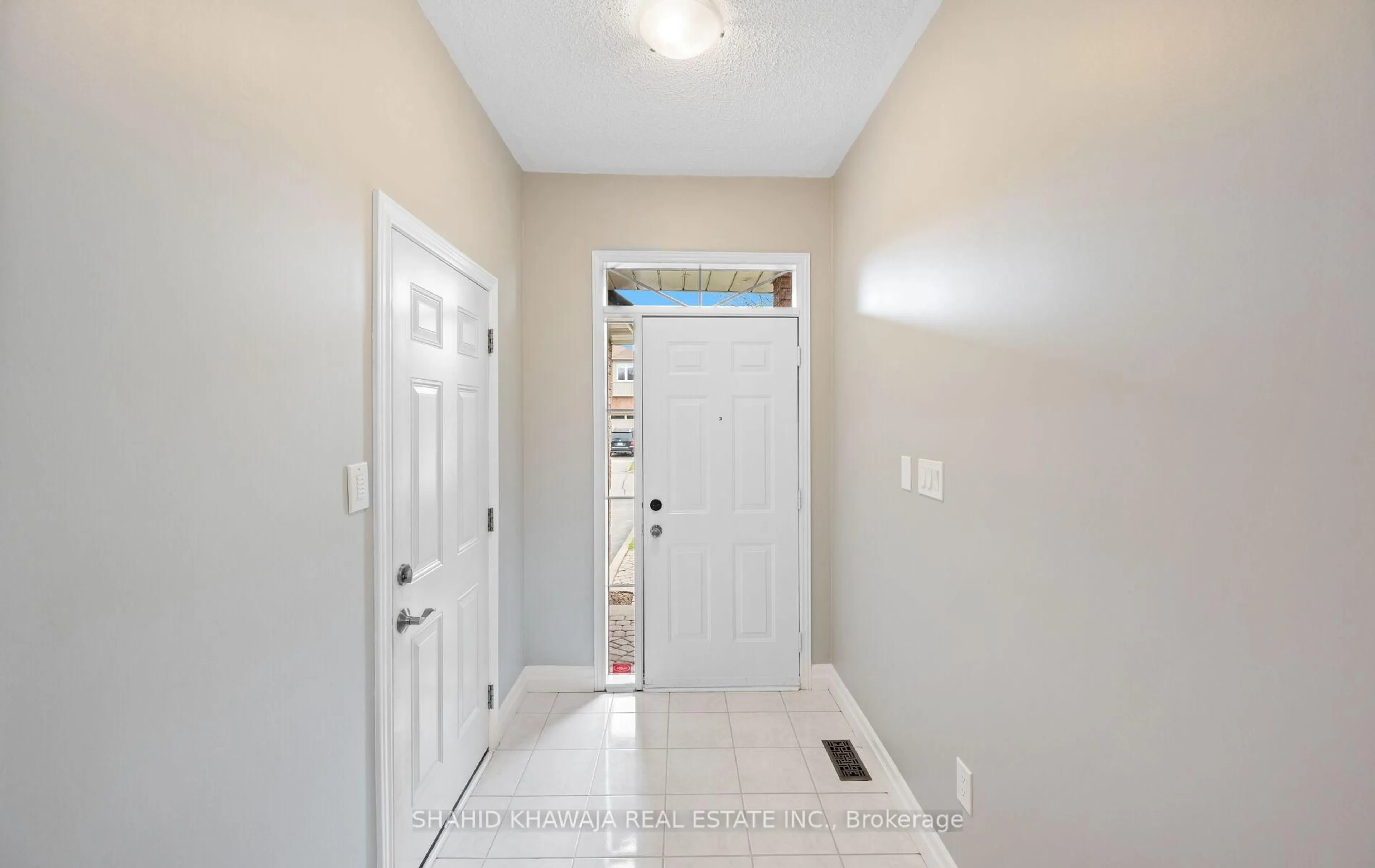 Indoor entryway for 5445 Woodchase Cres, Mississauga Ontario L4Z 3T8