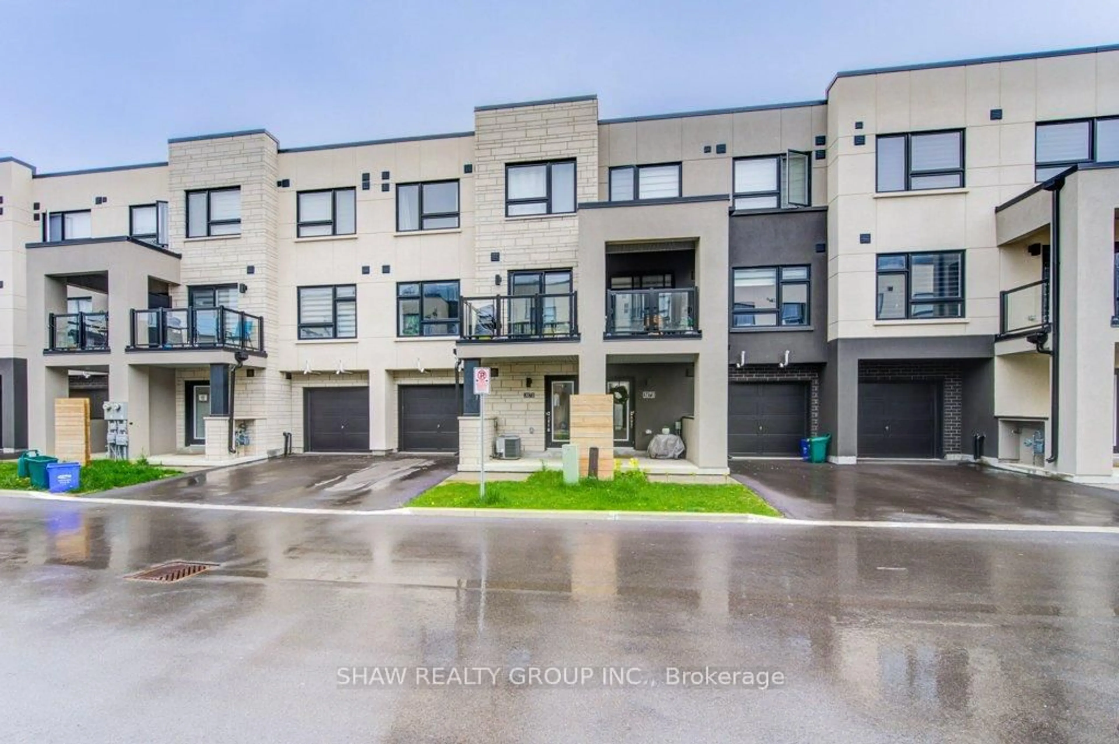 A pic from outside/outdoor area/front of a property/back of a property/a pic from drone, street for 3171 Lotus Common #53, Burlington Ontario L7M 2A9