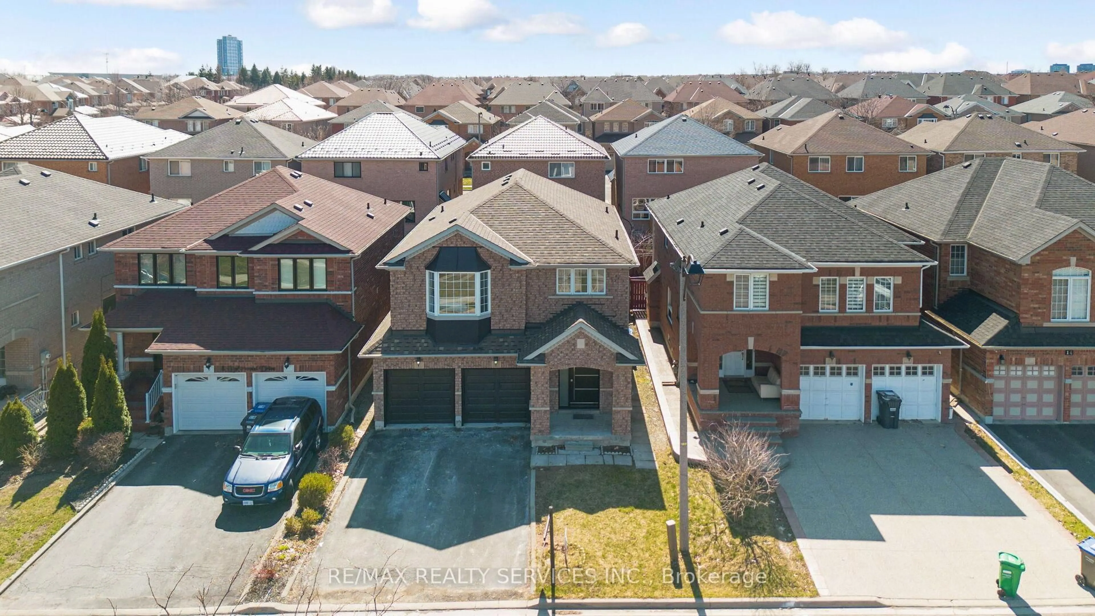 A pic from outside/outdoor area/front of a property/back of a property/a pic from drone, street for 10 Linderwood Dr, Brampton Ontario L7A 1R7