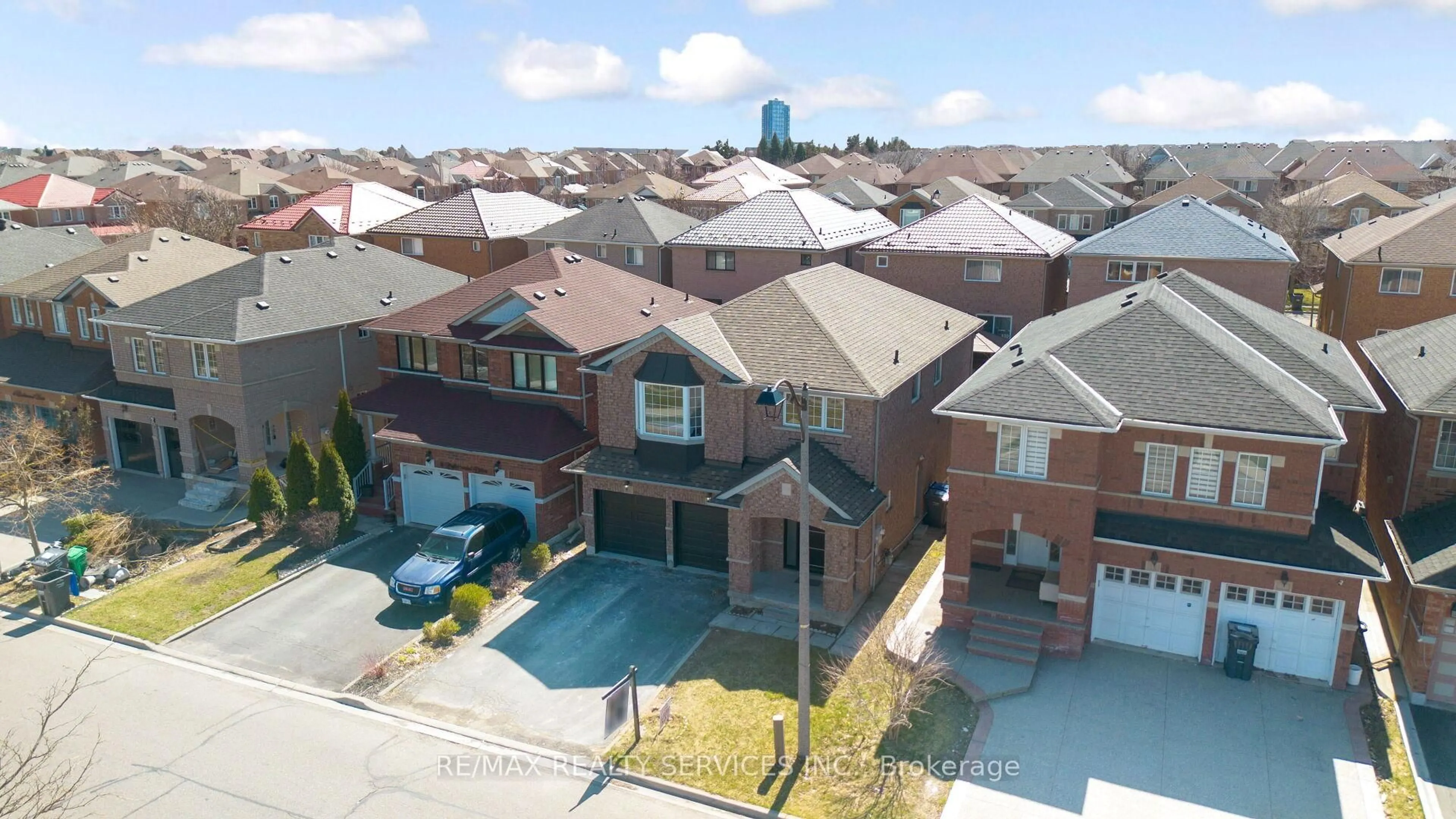 A pic from outside/outdoor area/front of a property/back of a property/a pic from drone, street for 10 Linderwood Dr, Brampton Ontario L7A 1R7