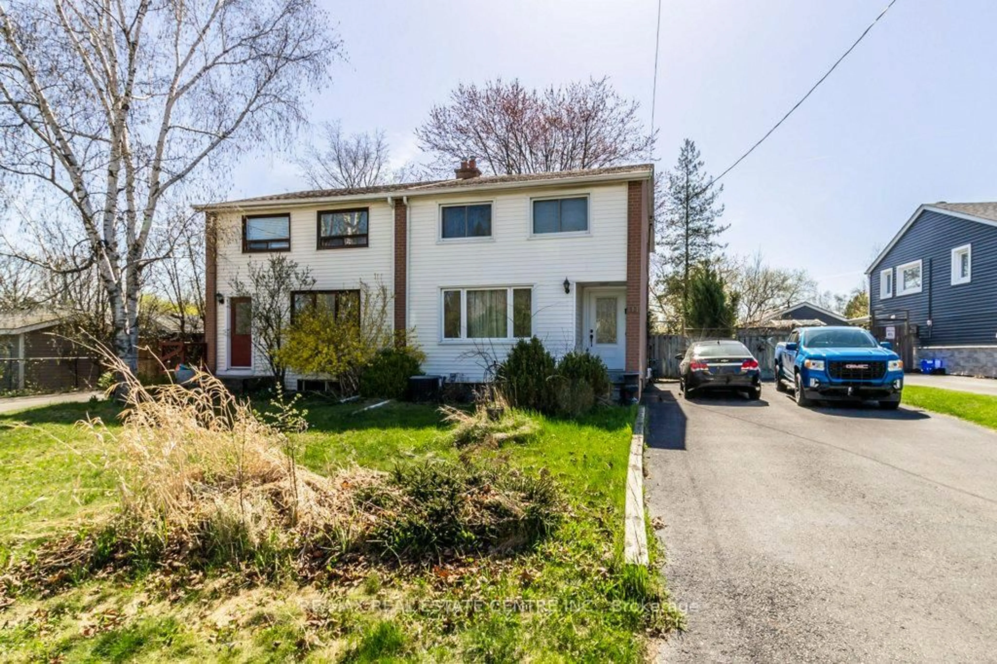 A pic from outside/outdoor area/front of a property/back of a property/a pic from drone, street for 144 Heslop Rd, Milton Ontario L9T 1B4