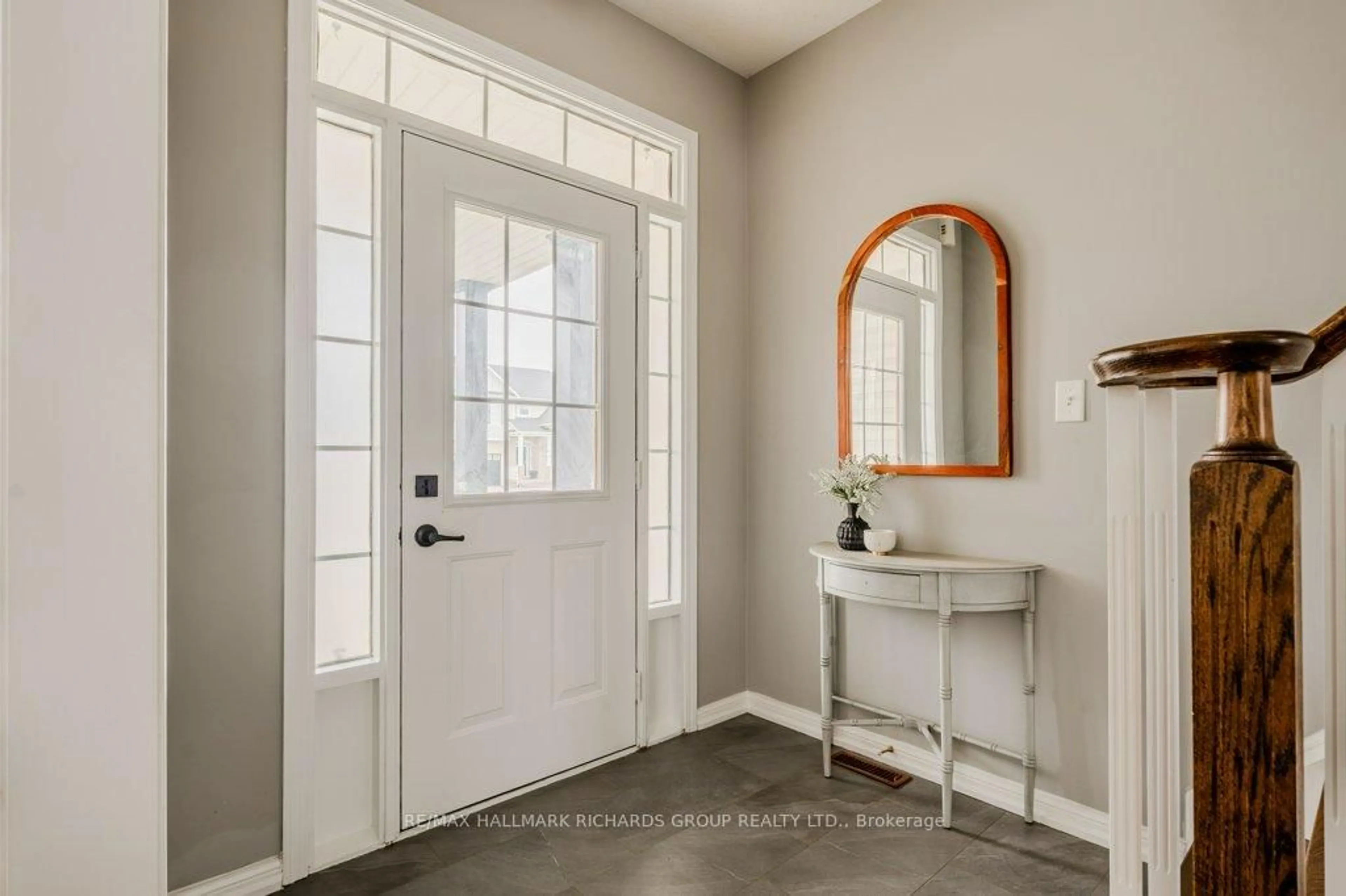 Indoor entryway for 809 Trudeau Dr, Milton Ontario L9T 5T7