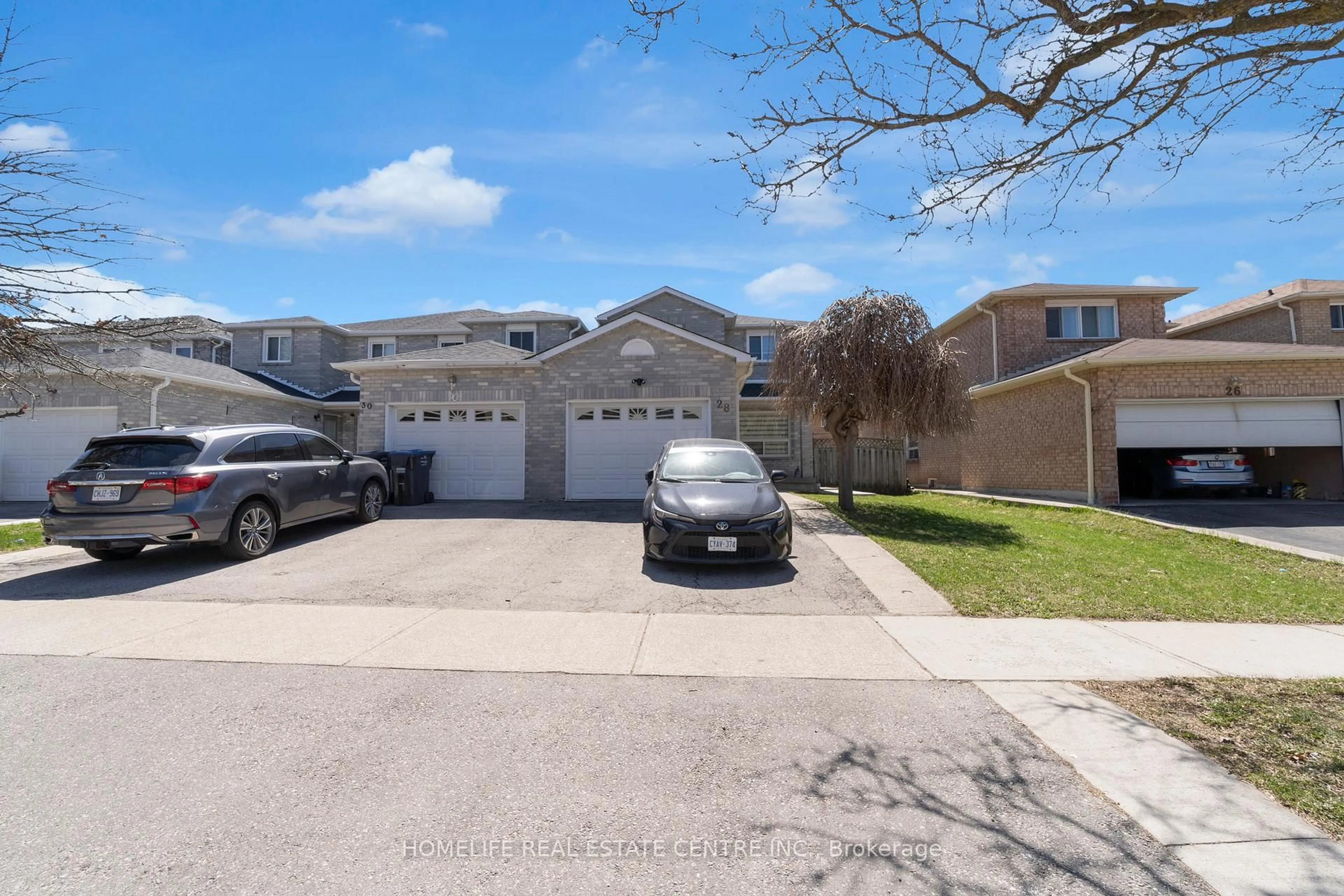 A pic from outside/outdoor area/front of a property/back of a property/a pic from drone, street for 28 Donna Dr, Brampton Ontario L6Z 3T2
