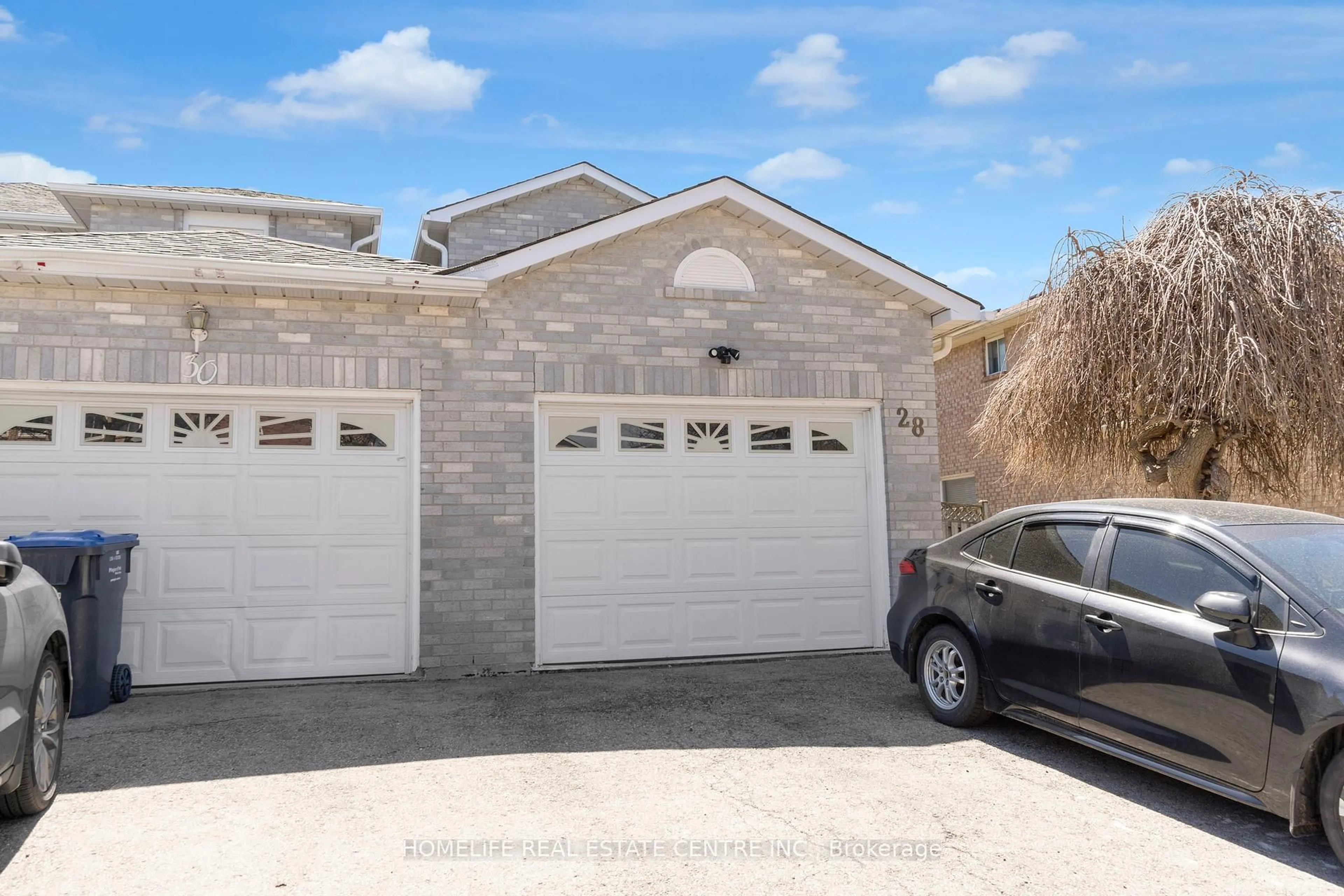 Indoor garage for 28 Donna Dr, Brampton Ontario L6Z 3T2