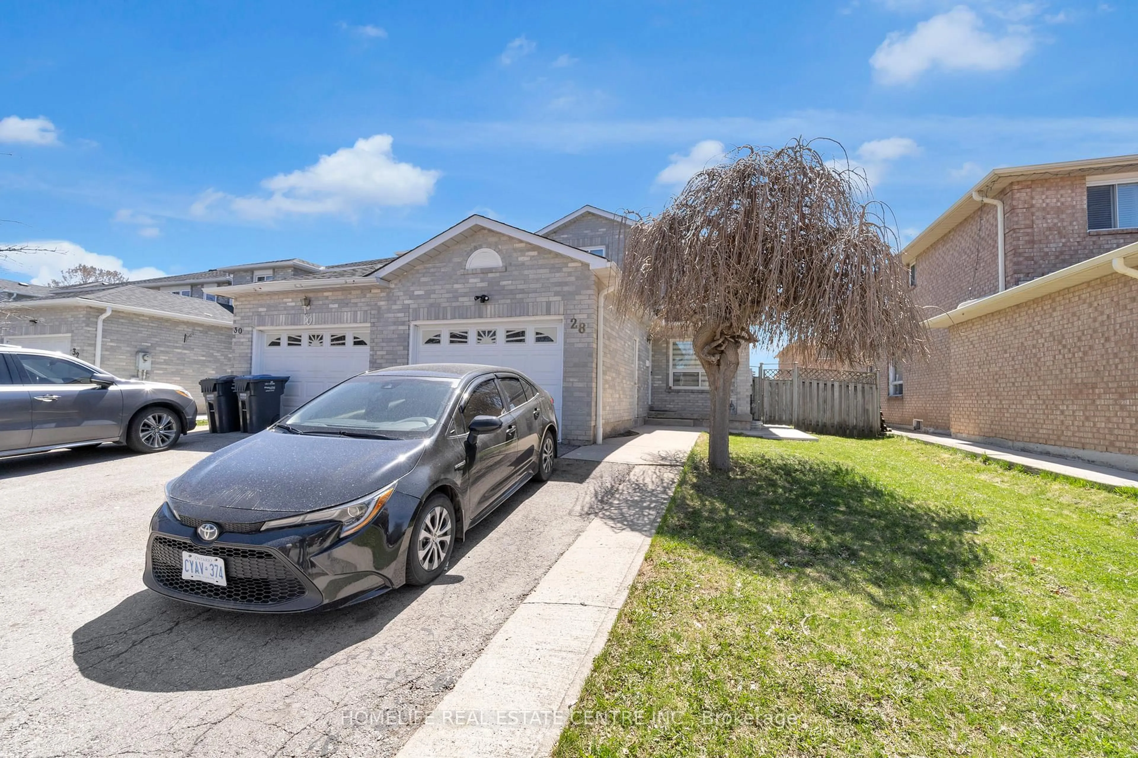 A pic from outside/outdoor area/front of a property/back of a property/a pic from drone, street for 28 Donna Dr, Brampton Ontario L6Z 3T2