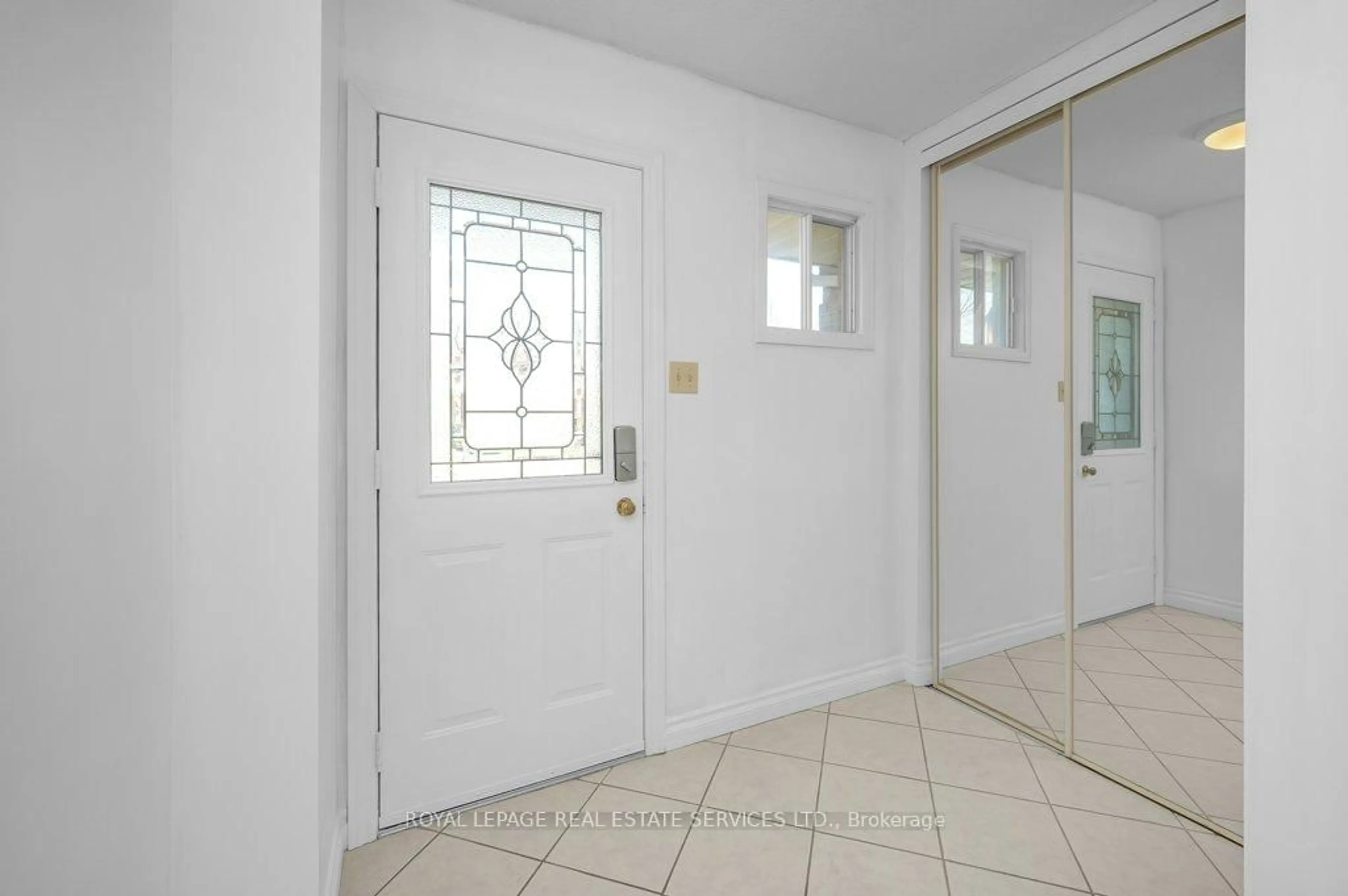 Indoor entryway for 1226 Cottonwood Cres, Oakville Ontario L6M 2W6