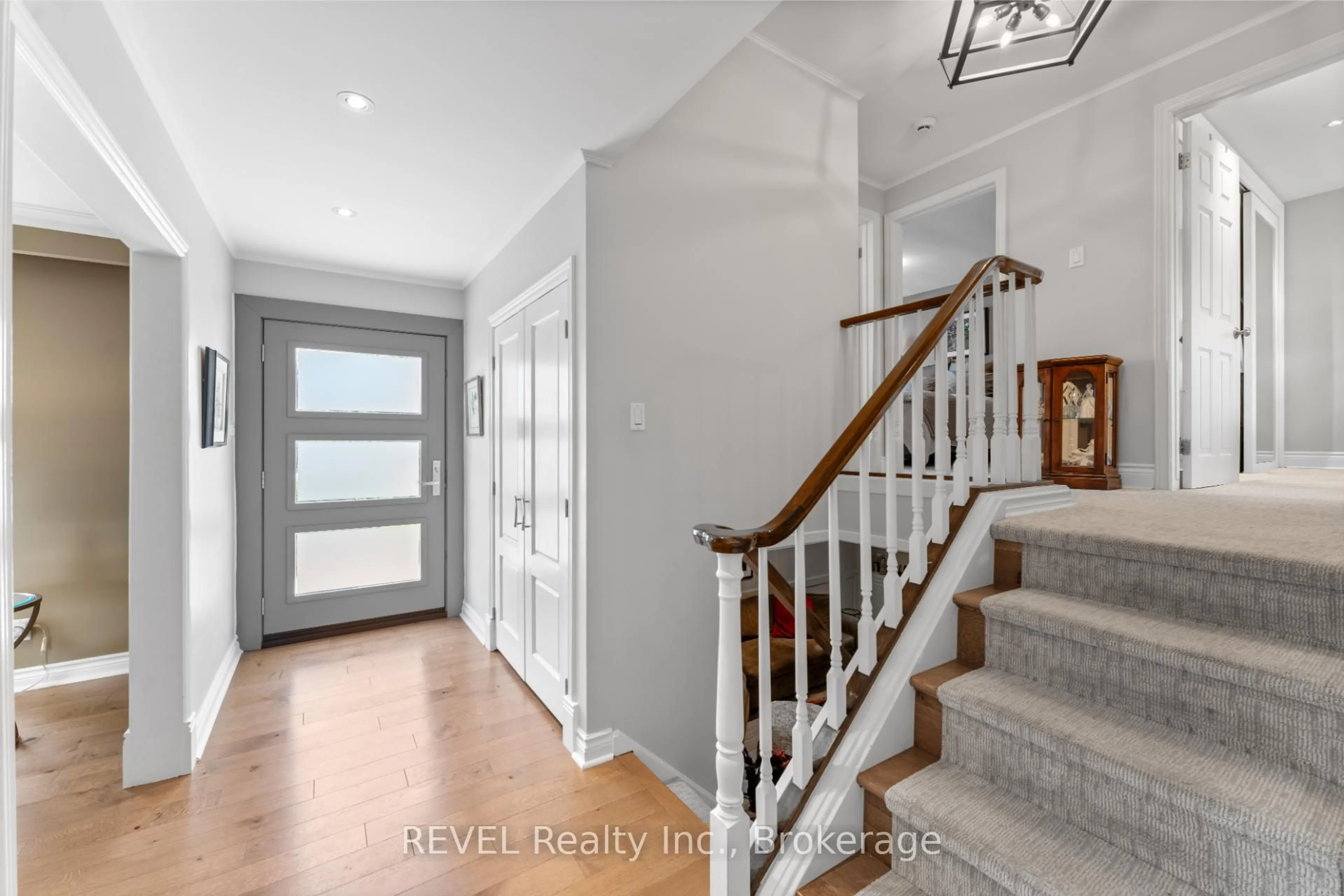 Indoor entryway for 637 Thornwood Ave, Burlington Ontario L7N 3B9