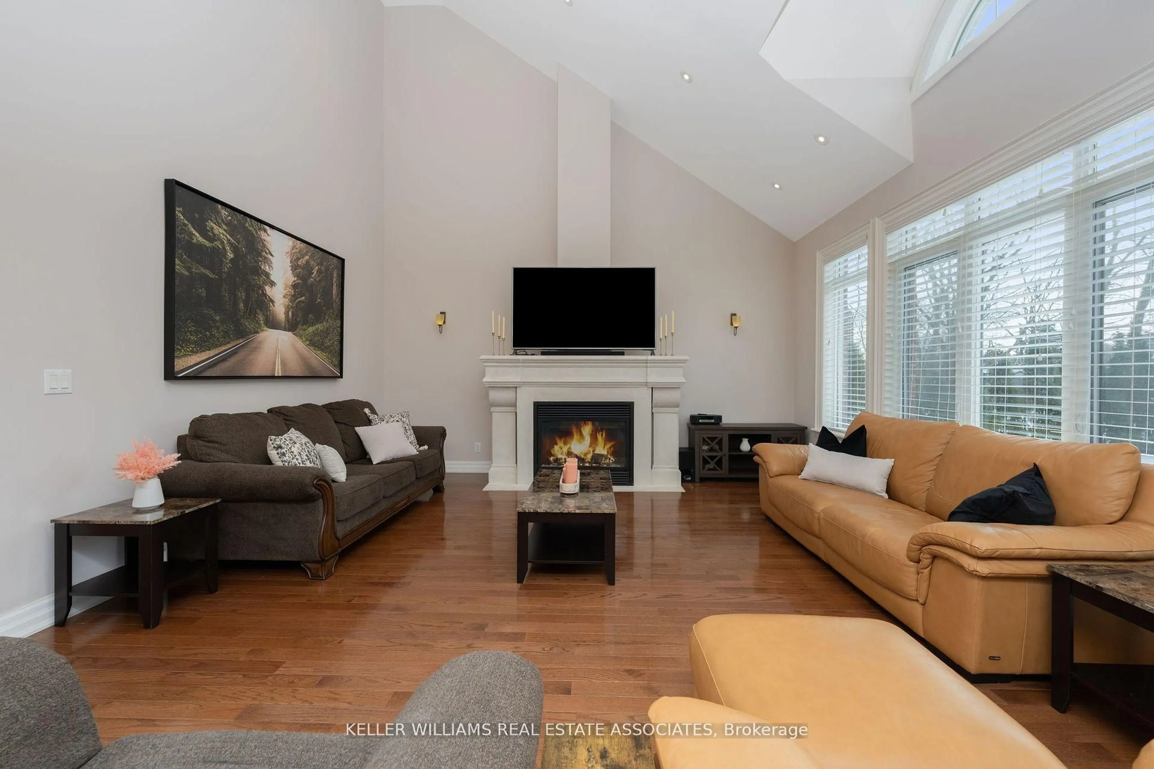 Living room with furniture, unknown for 22 Joymar Dr, Mississauga Ontario L5M 1E9