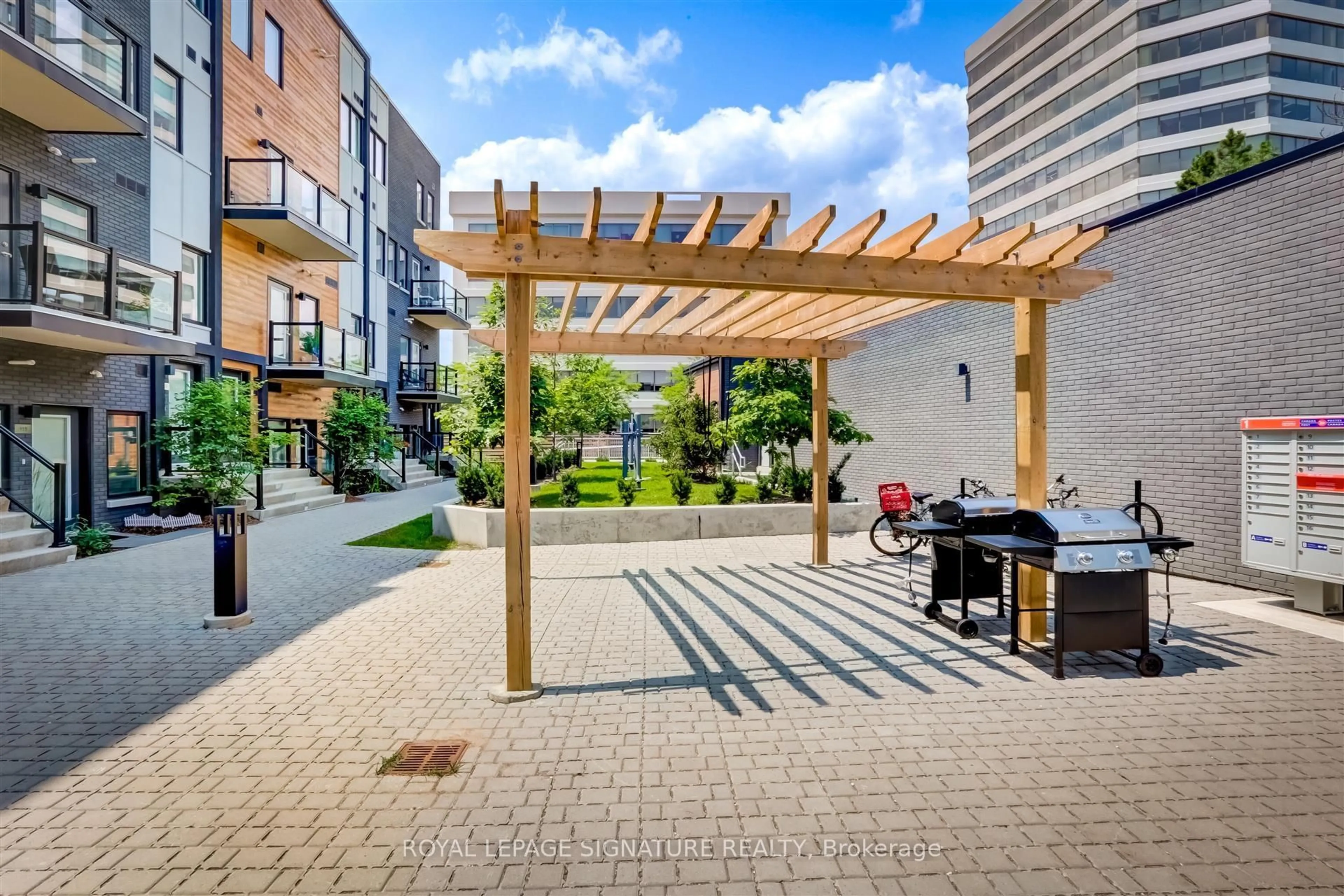 Patio, street for 402 The East Mall N/A #213, Toronto Ontario M9B 3Z9