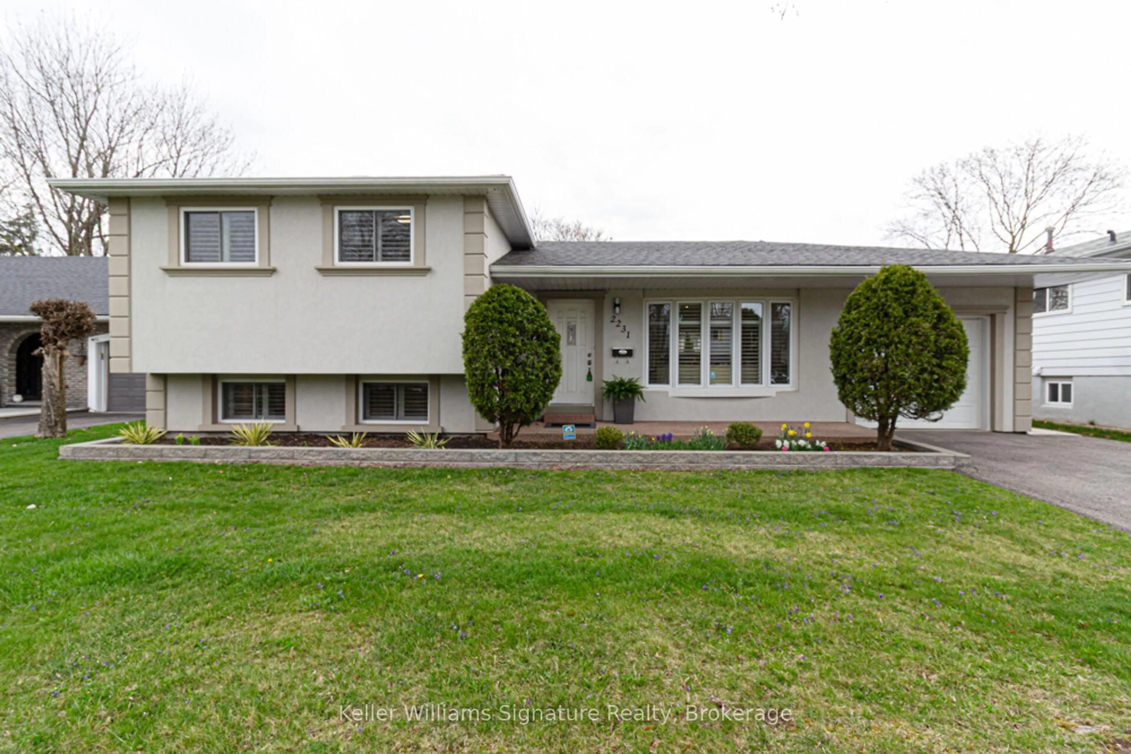 Home with vinyl exterior material, street for 2231 Urwin Cres, Oakville Ontario L6L 2T3