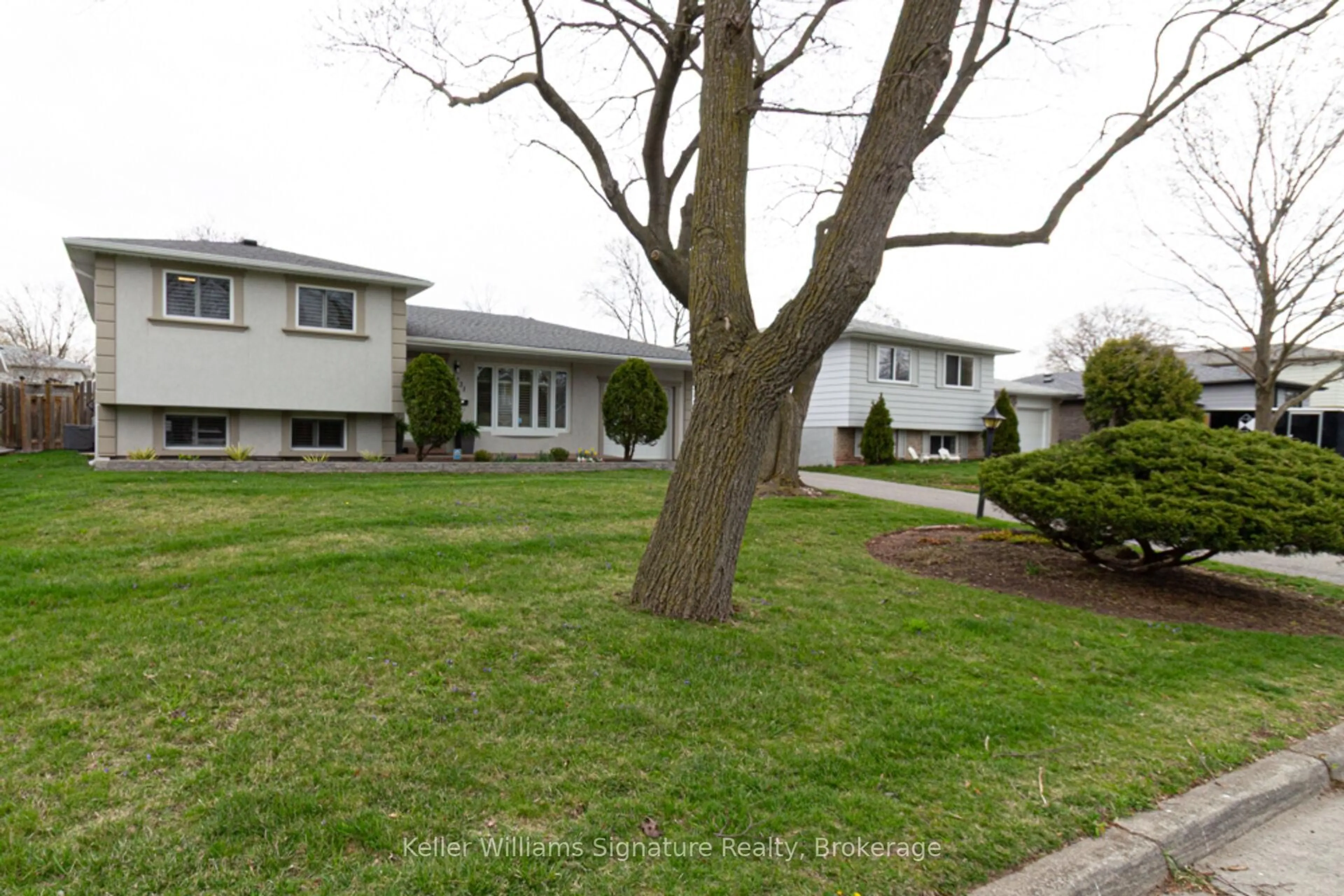 Patio, street for 2231 Urwin Cres, Oakville Ontario L6L 2T3