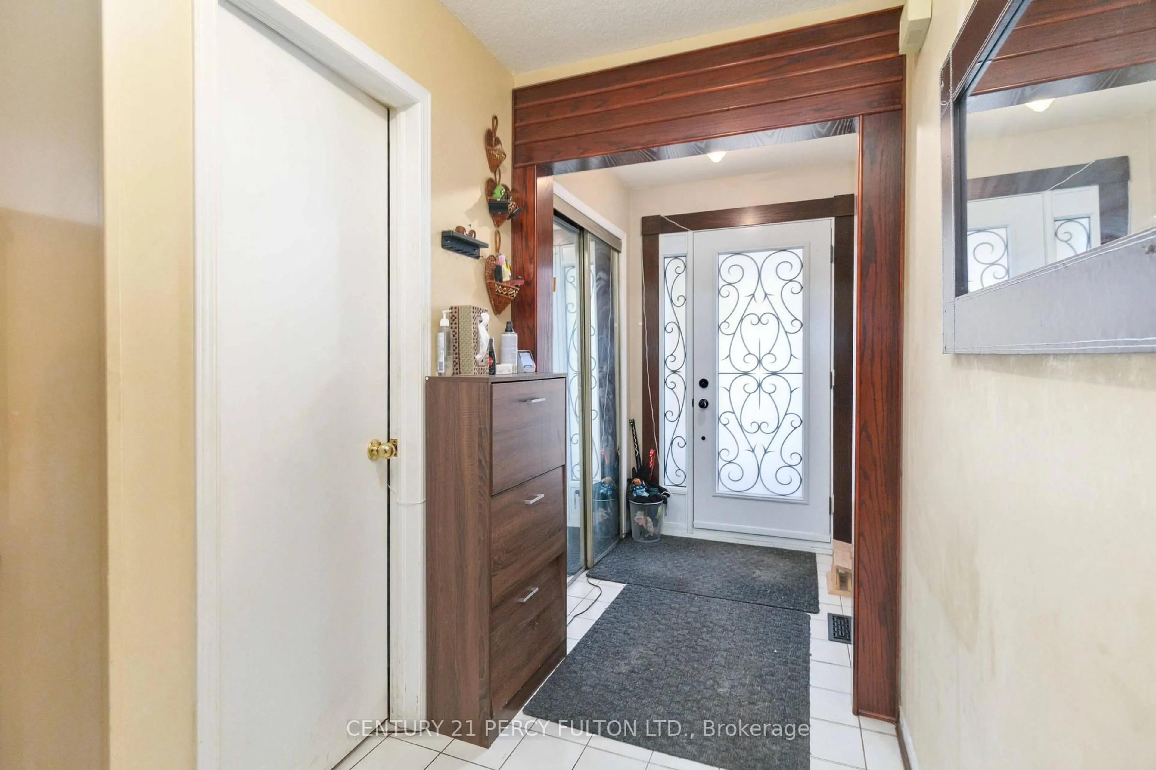 Indoor entryway for 178 Torrance Woods Wood, Brampton Ontario L6Y 4K1