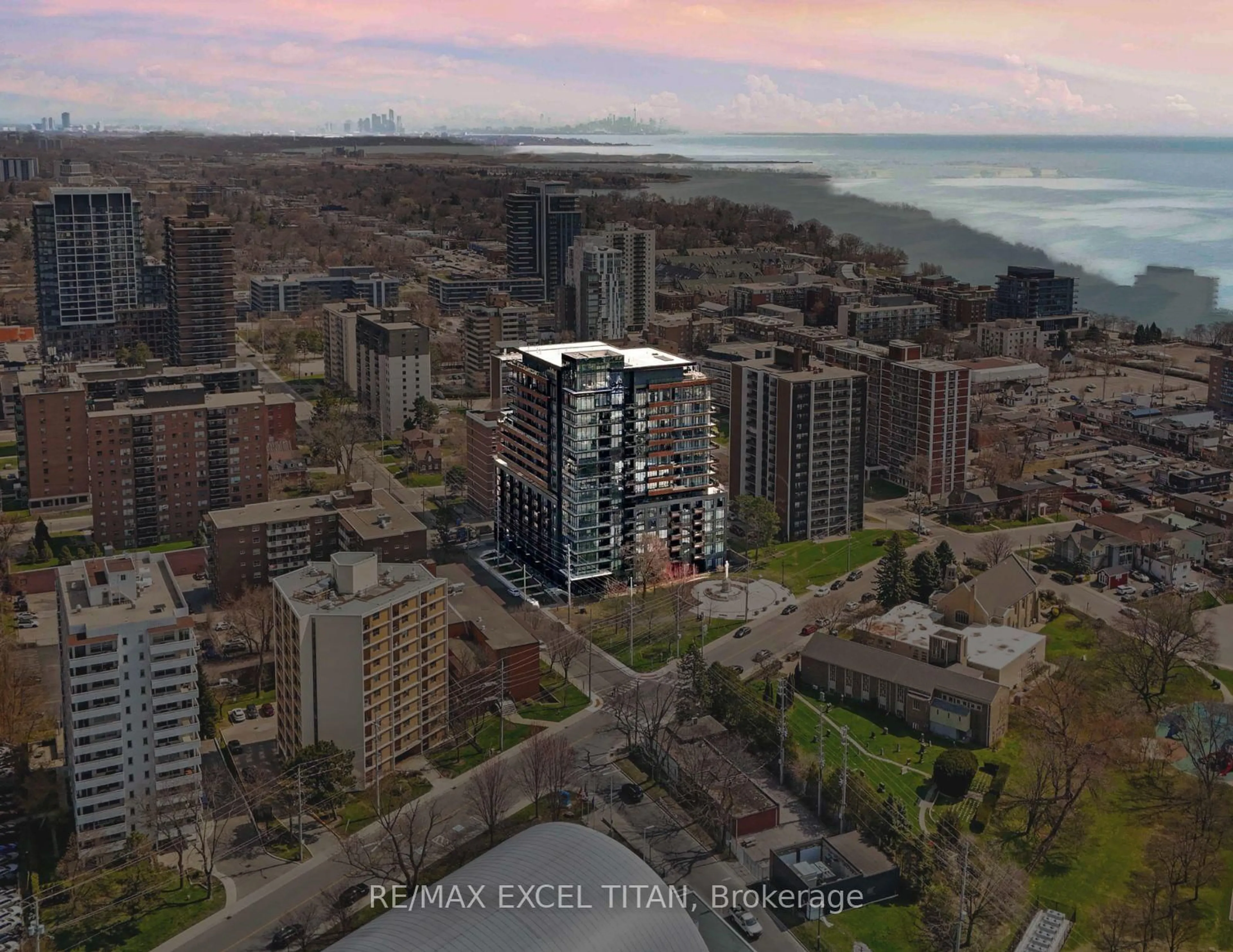 Blurry image for 21 Park St #1705, Mississauga Ontario L5G 1L7