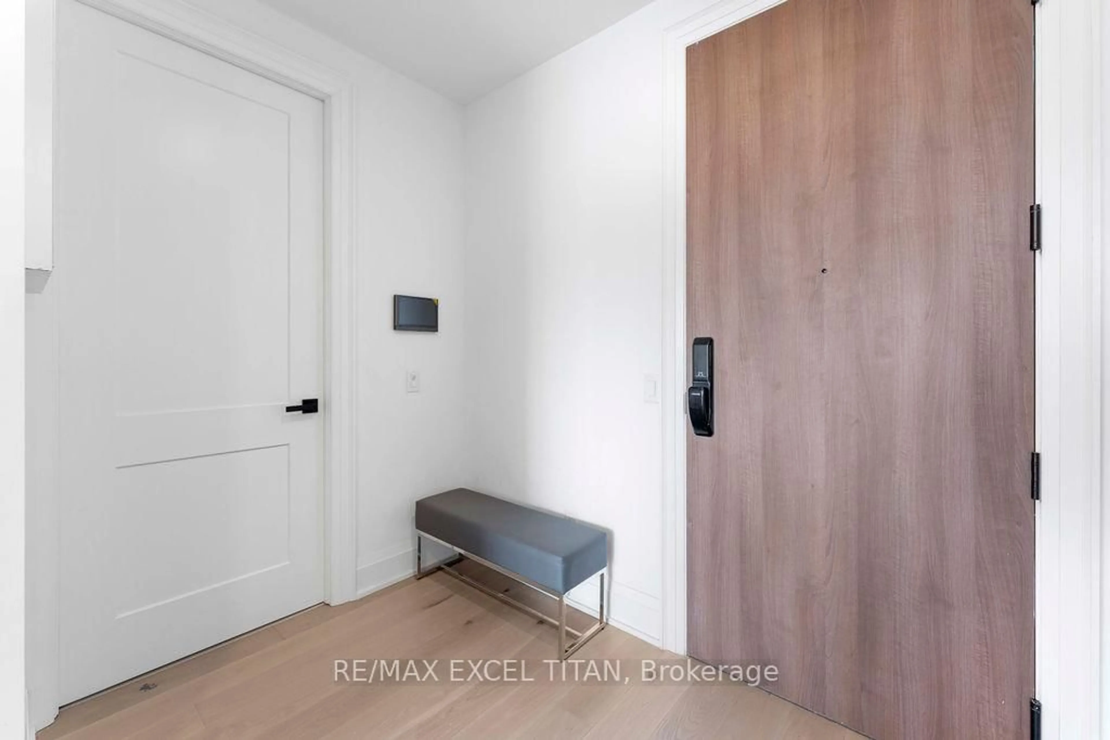 Indoor entryway for 21 Park St #1705, Mississauga Ontario L5G 1L7