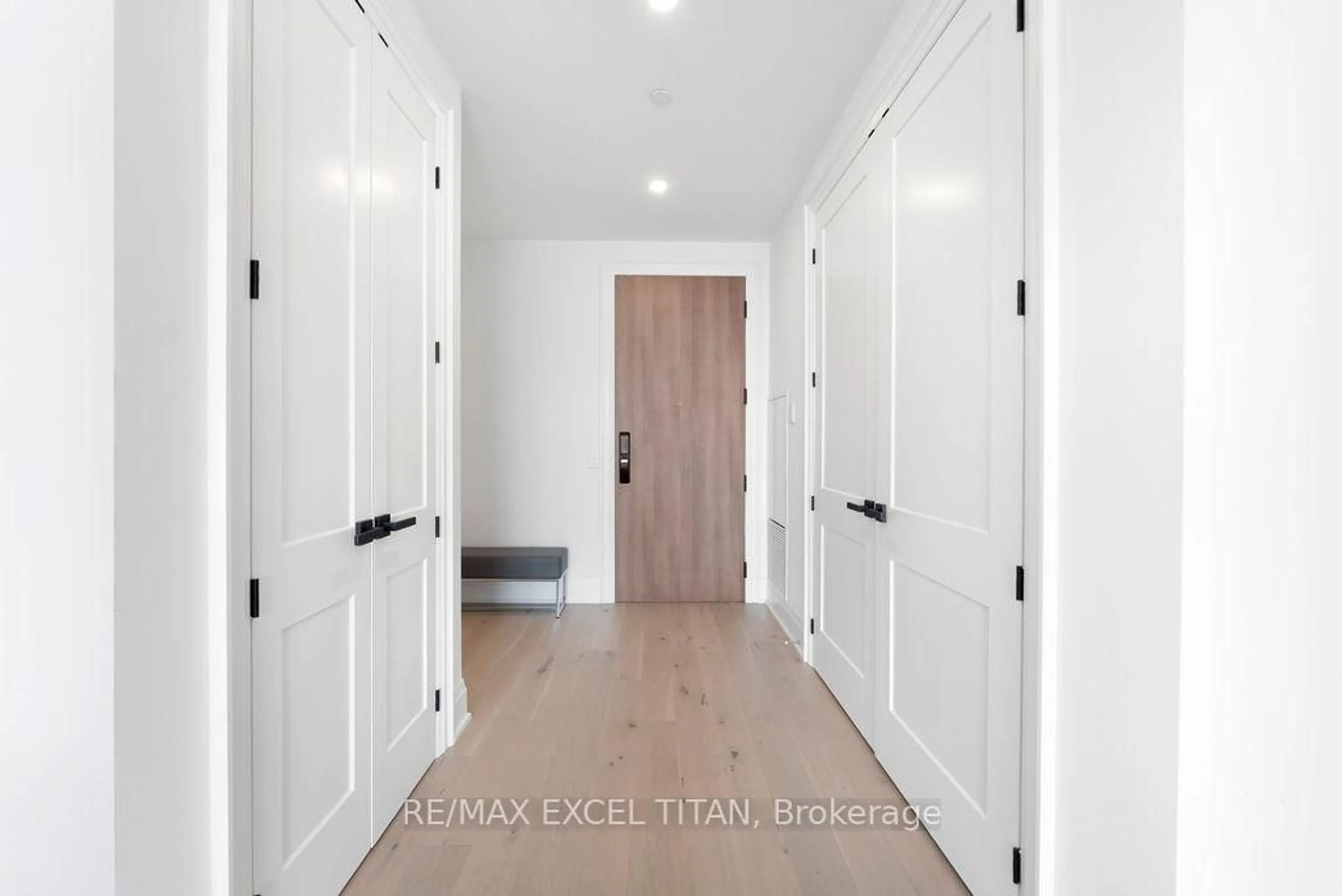 Indoor entryway for 21 Park St #1705, Mississauga Ontario L5G 1L7