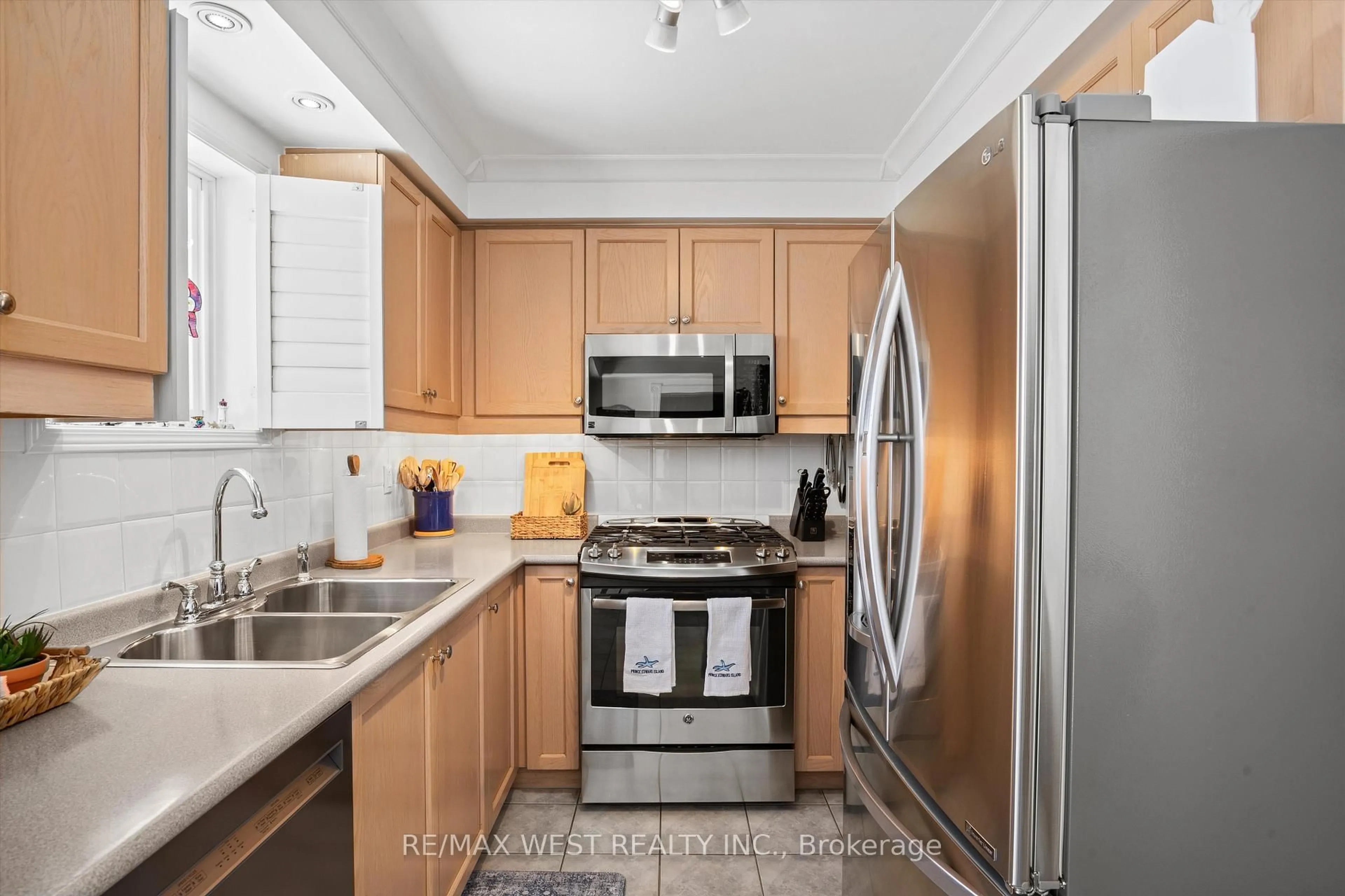 Standard kitchen, ceramic/tile floor for 19 Summerfield Cres, Brampton Ontario L6X 4K4
