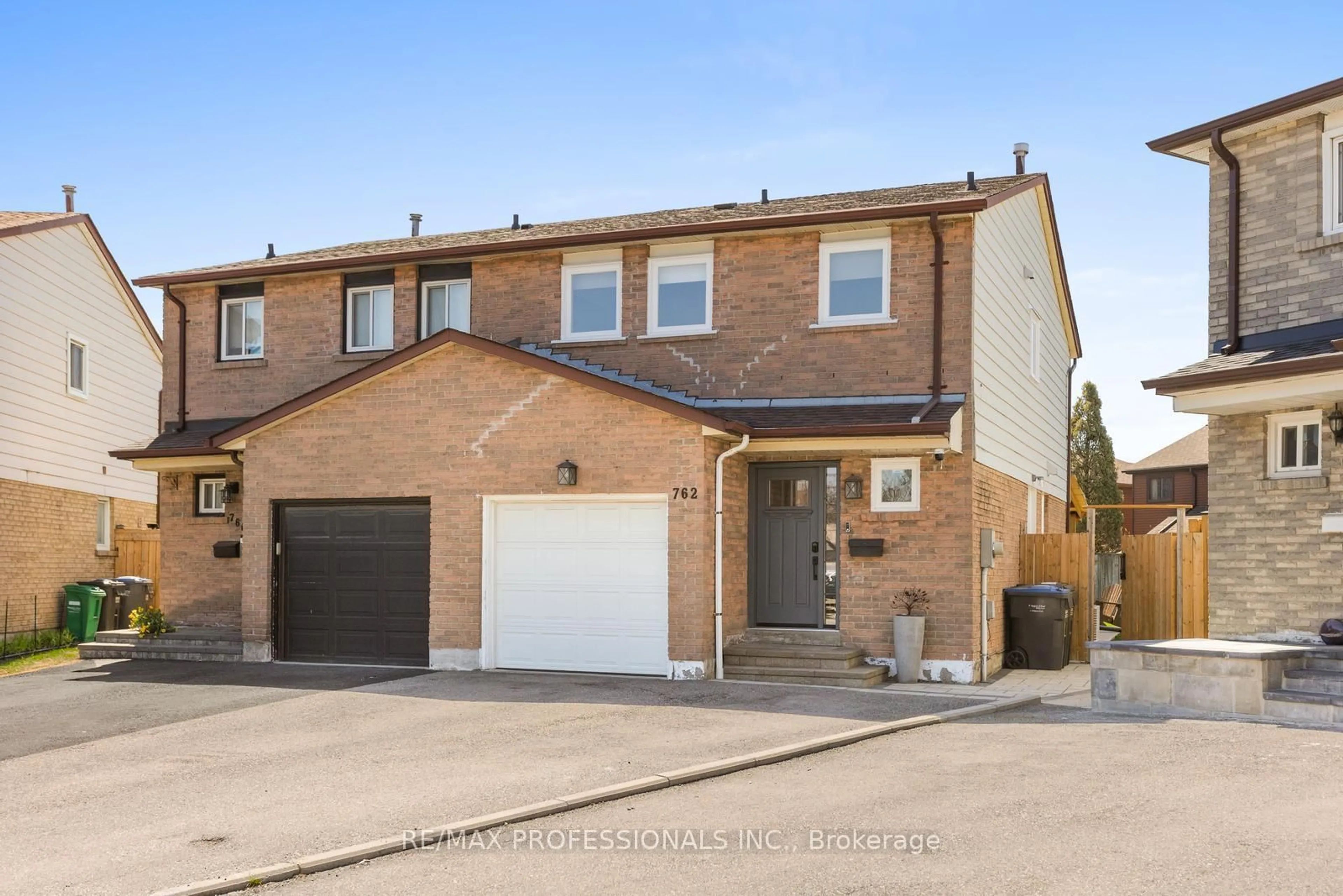 Home with brick exterior material, street for 762 Ashburnham Pl, Mississauga Ontario L5C 3W5