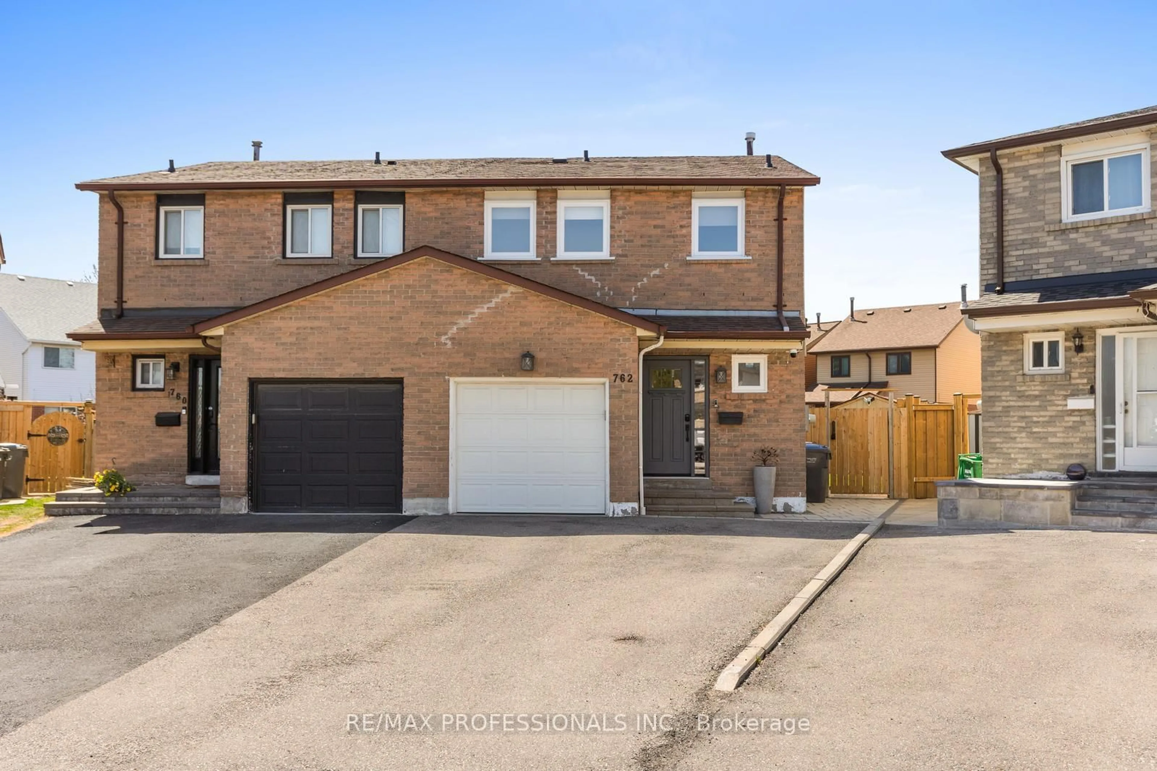 A pic from outside/outdoor area/front of a property/back of a property/a pic from drone, street for 762 Ashburnham Pl, Mississauga Ontario L5C 3W5