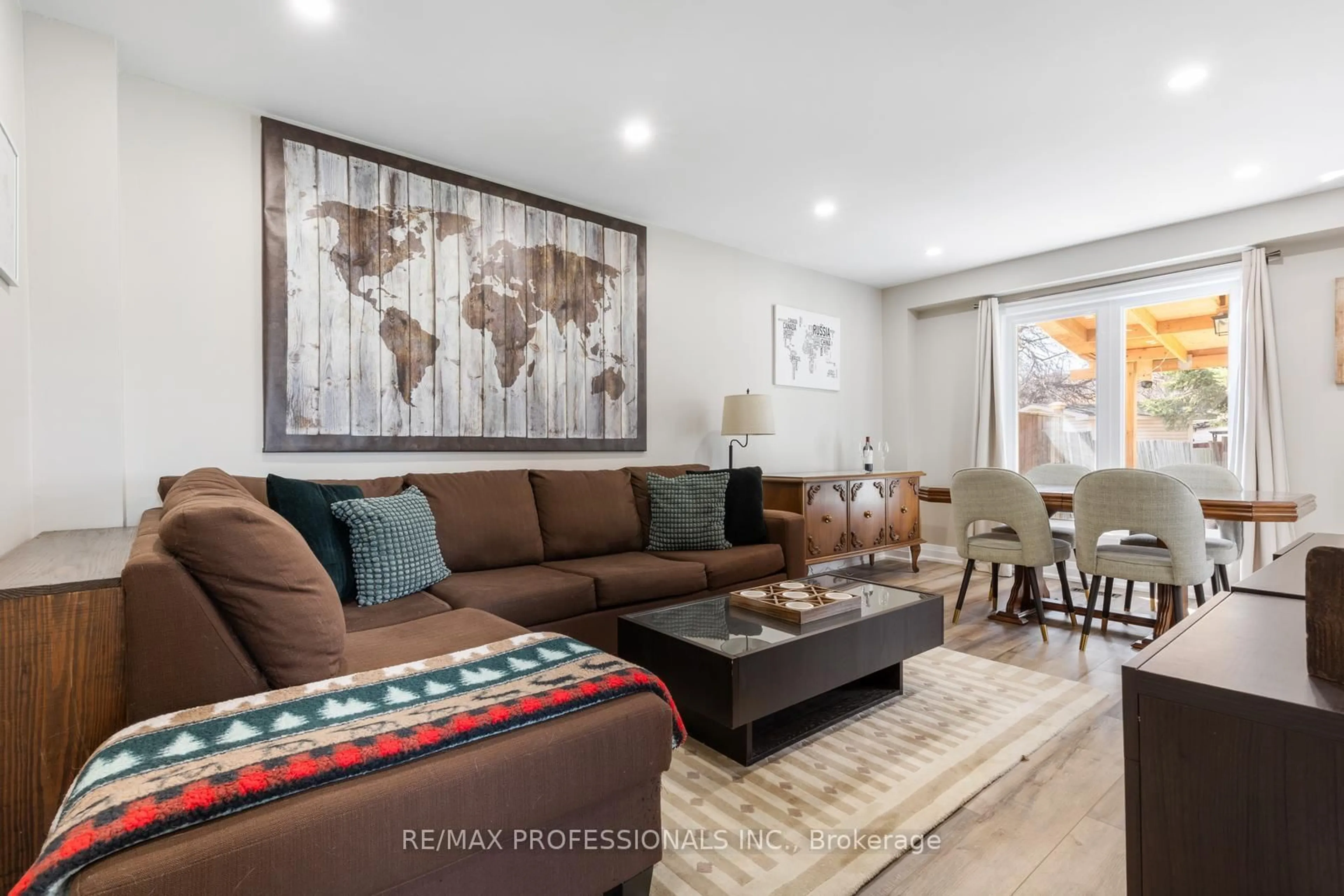 Living room with furniture, unknown for 762 Ashburnham Pl, Mississauga Ontario L5C 3W5