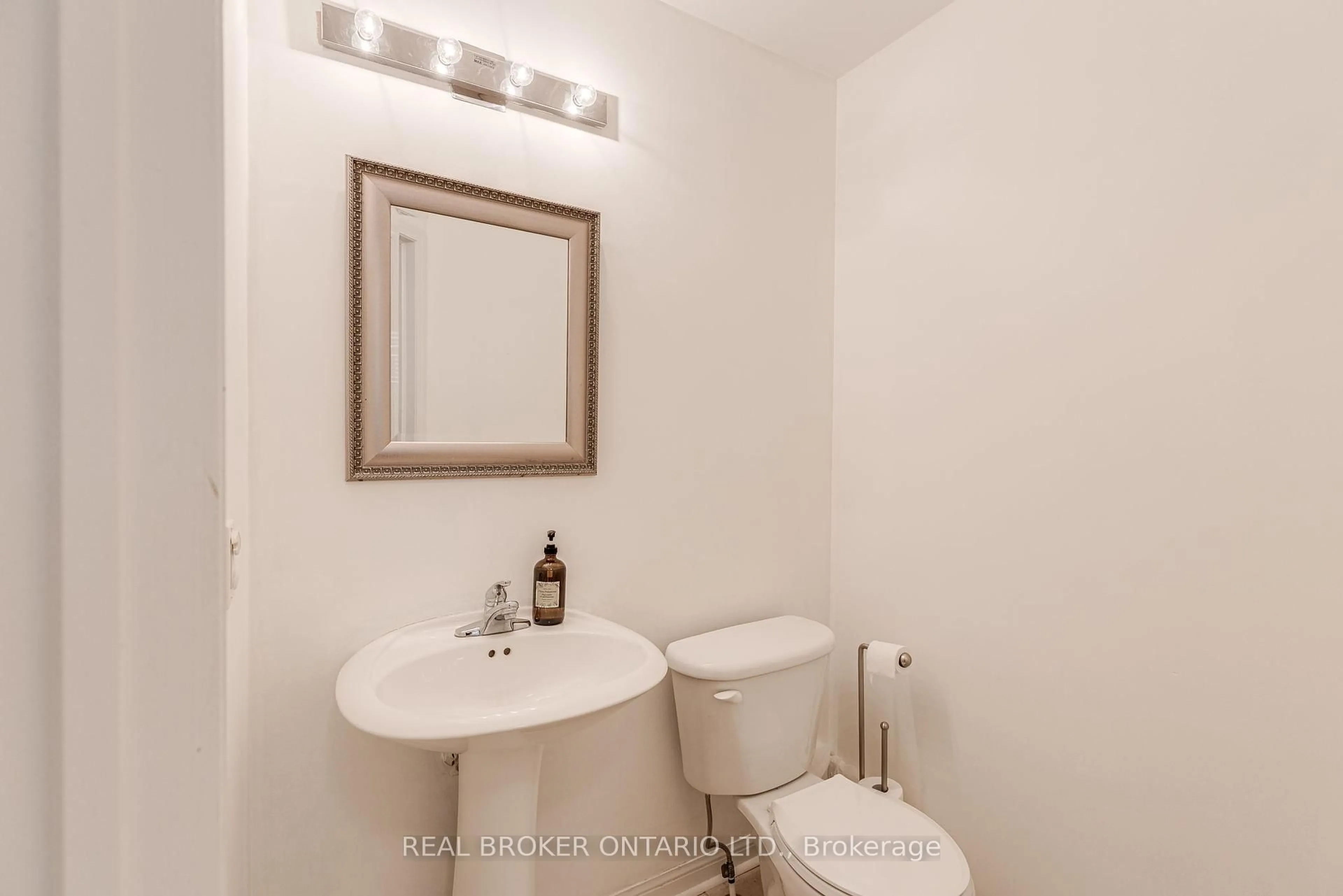 Standard bathroom, unknown for 19 Coachlight Cres, Brampton Ontario L6P 2Y6