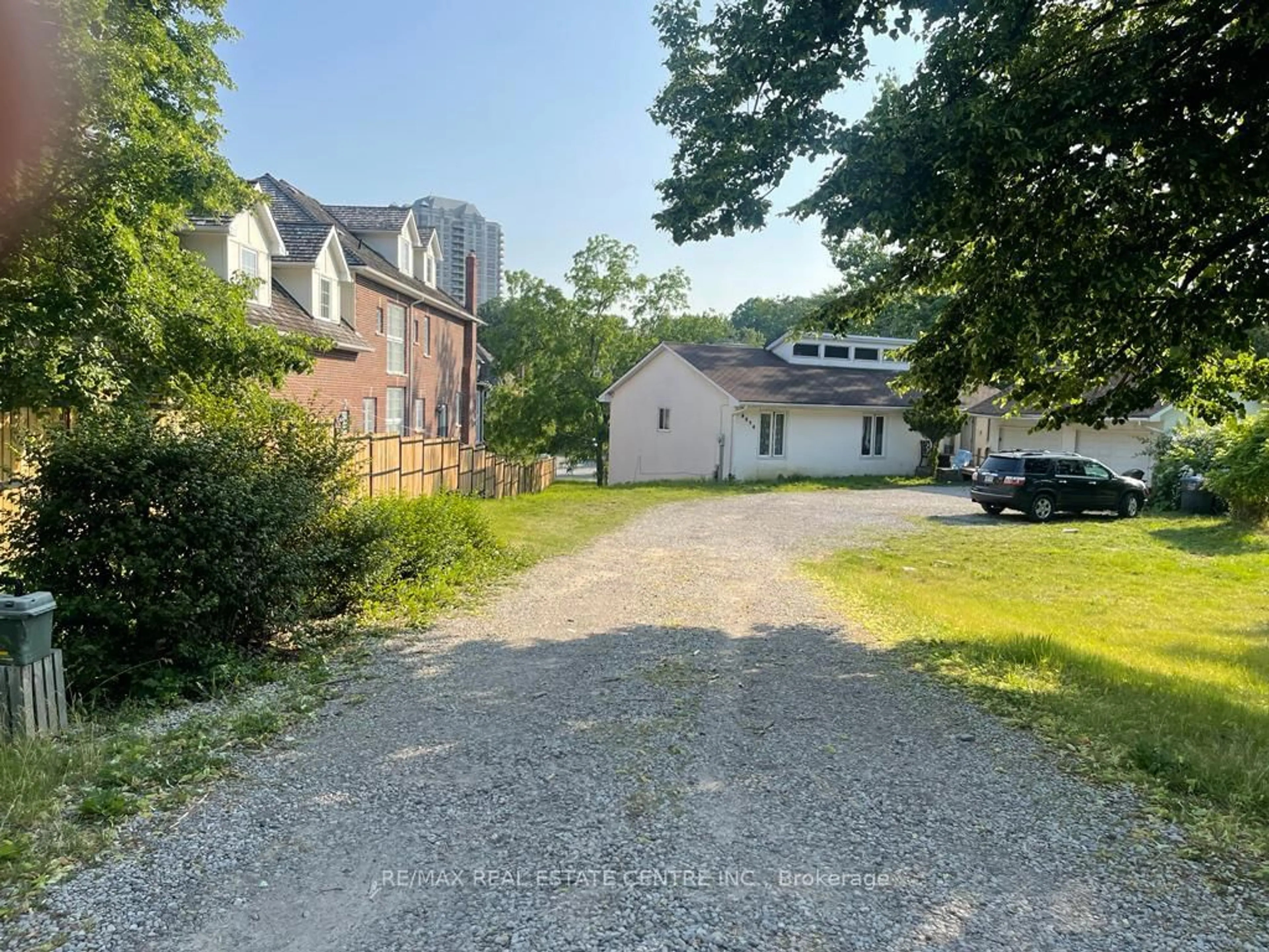 A pic from outside/outdoor area/front of a property/back of a property/a pic from drone, street for 3274 Mississauga Rd, Mississauga Ontario L5L 1J4