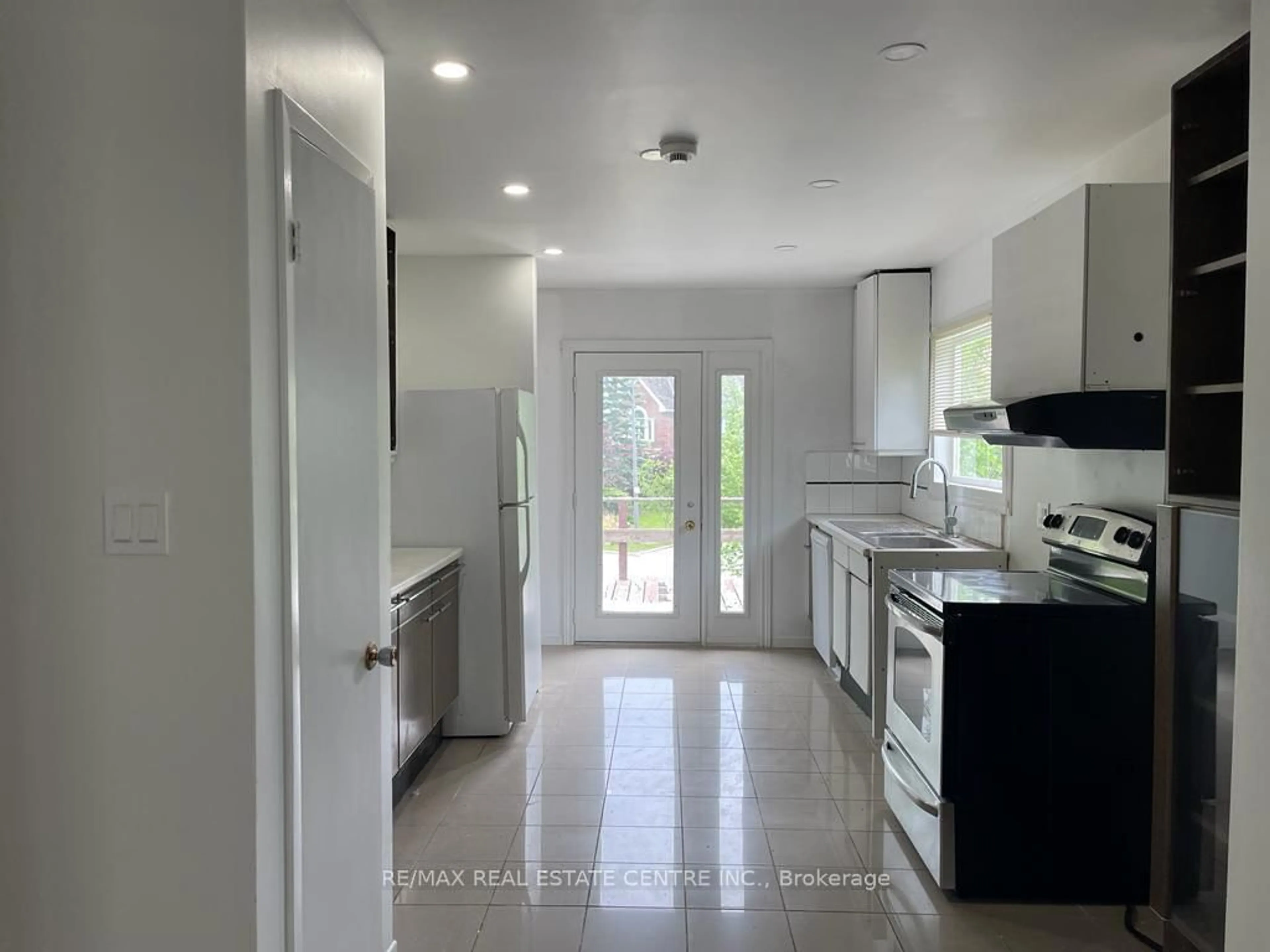 Open concept kitchen, ceramic/tile floor for 3274 Mississauga Rd, Mississauga Ontario L5L 1J4