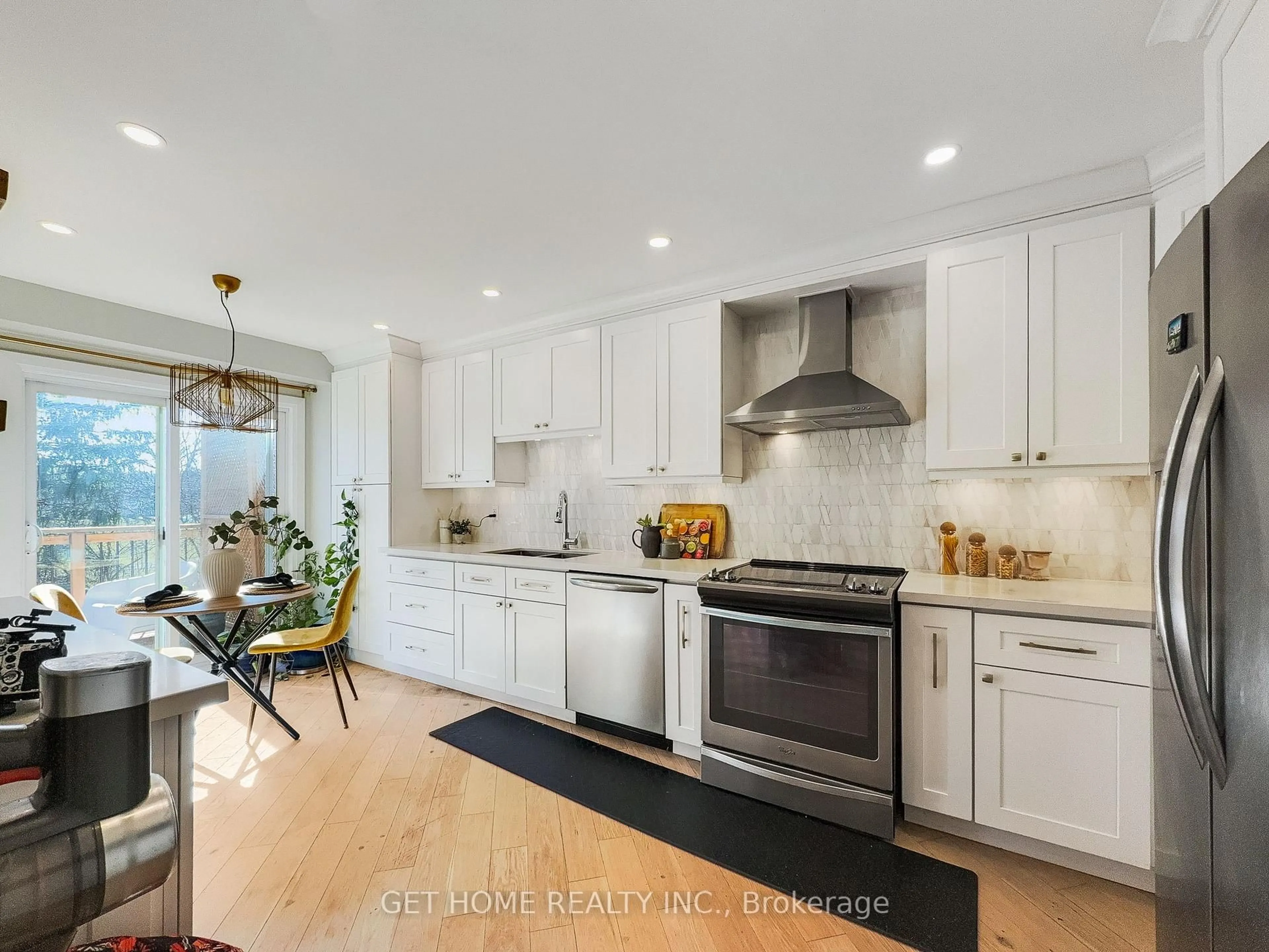 Open concept kitchen, unknown for 450 LEVANNA Lane, Oakville Ontario L6H 6B9