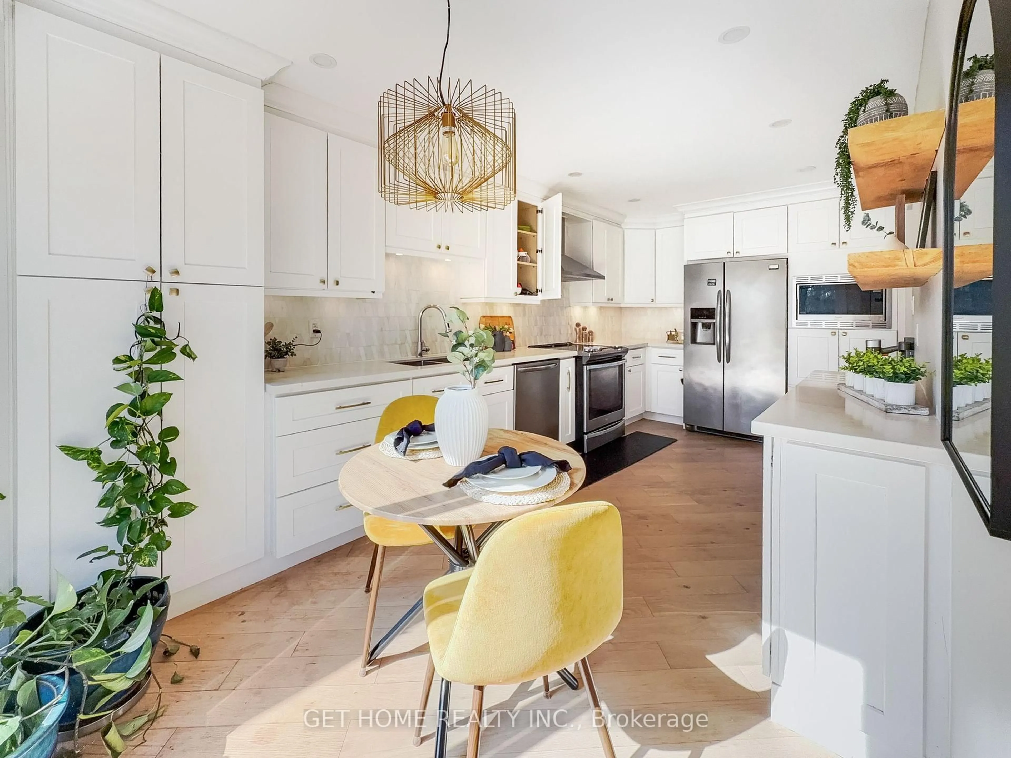 Open concept kitchen, ceramic/tile floor for 450 LEVANNA Lane, Oakville Ontario L6H 6B9