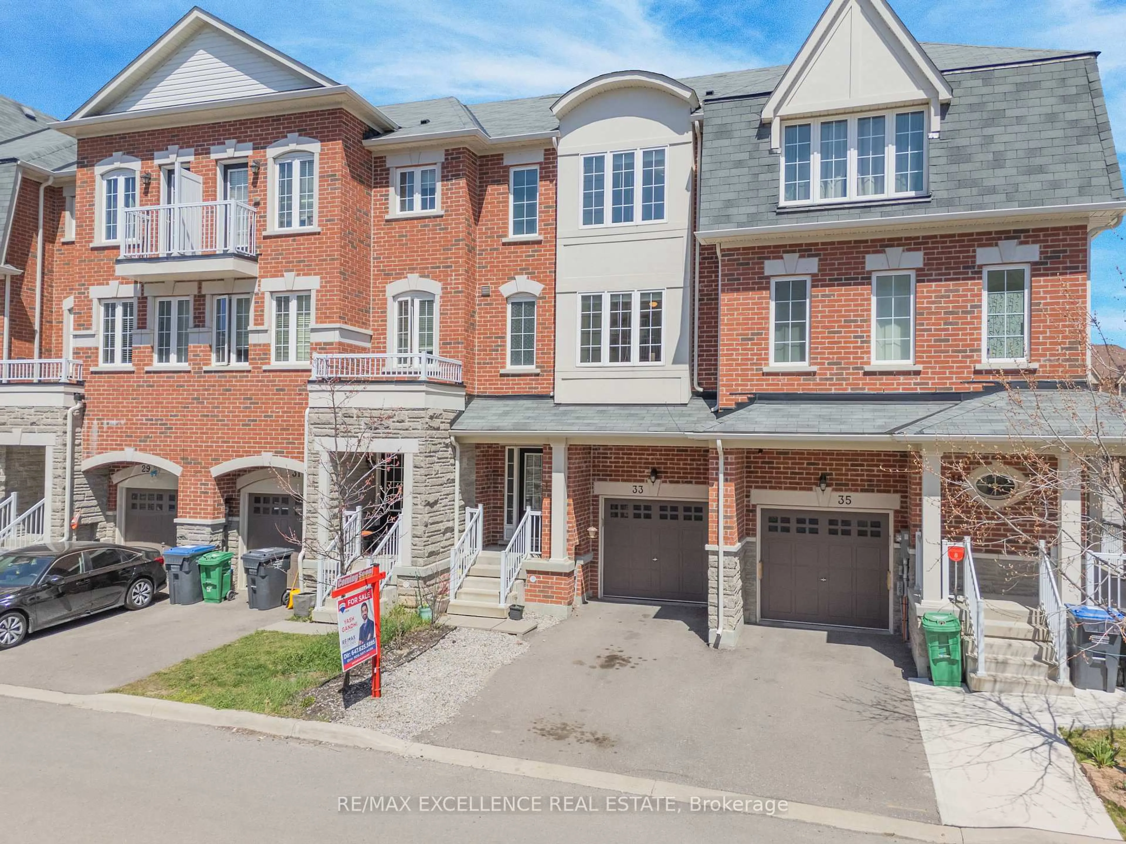 A pic from outside/outdoor area/front of a property/back of a property/a pic from drone, street for 33 Miami Grve, Brampton Ontario L6Z 0H6
