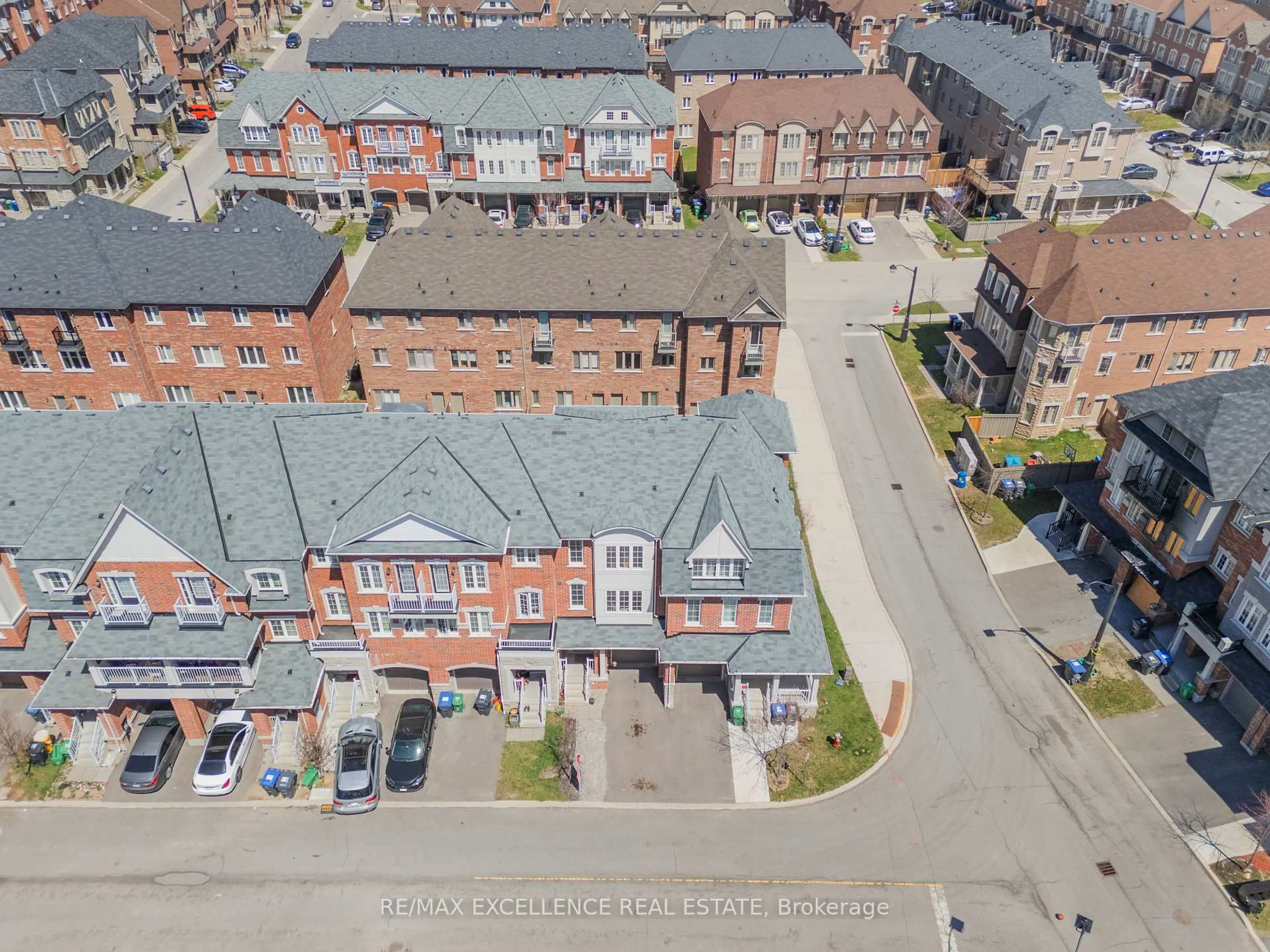 A pic from outside/outdoor area/front of a property/back of a property/a pic from drone, street for 33 Miami Grve, Brampton Ontario L6Z 0H6