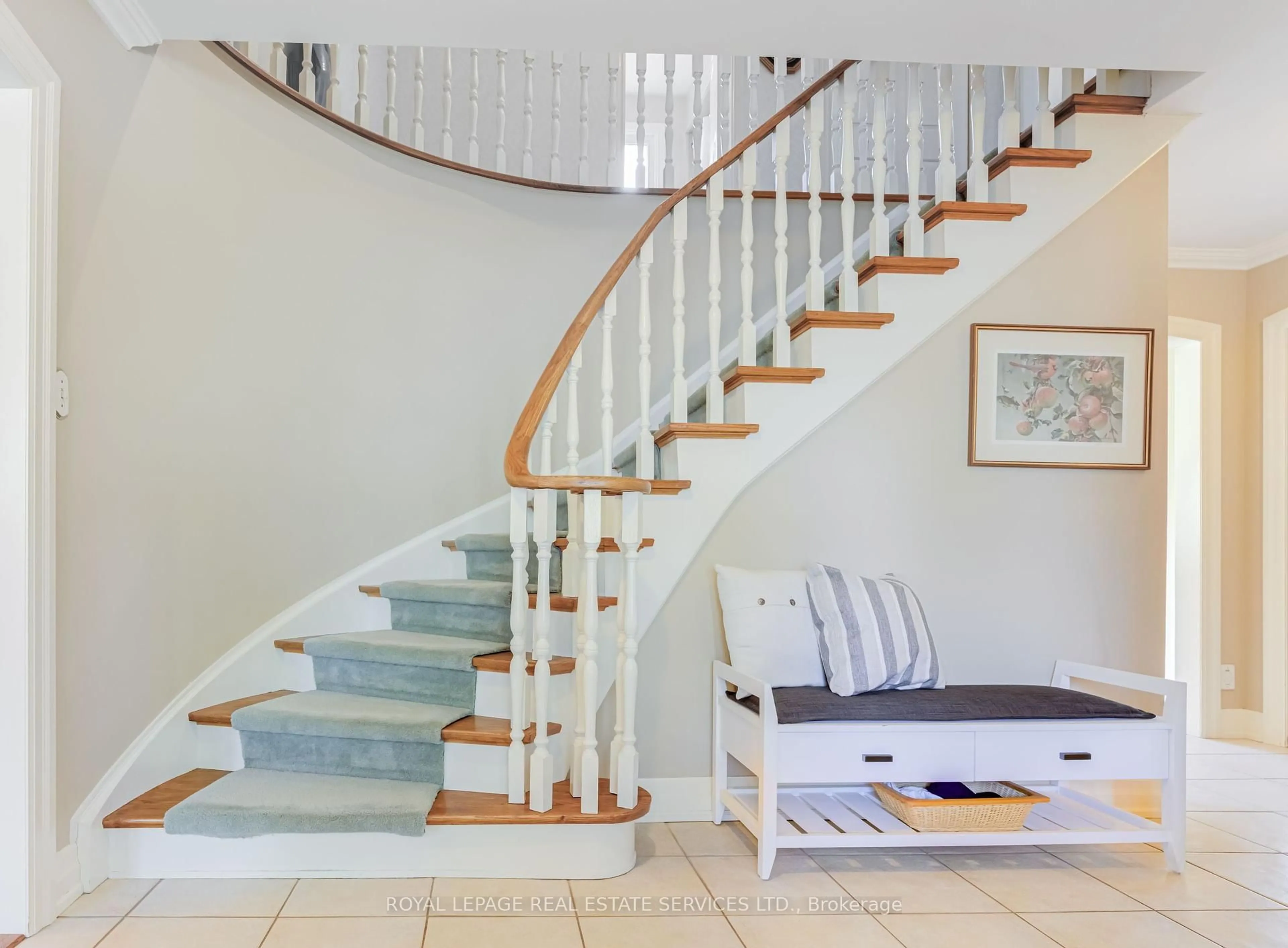 Stairs for 716 Cameron Crt, Mississauga Ontario L5C 3B9