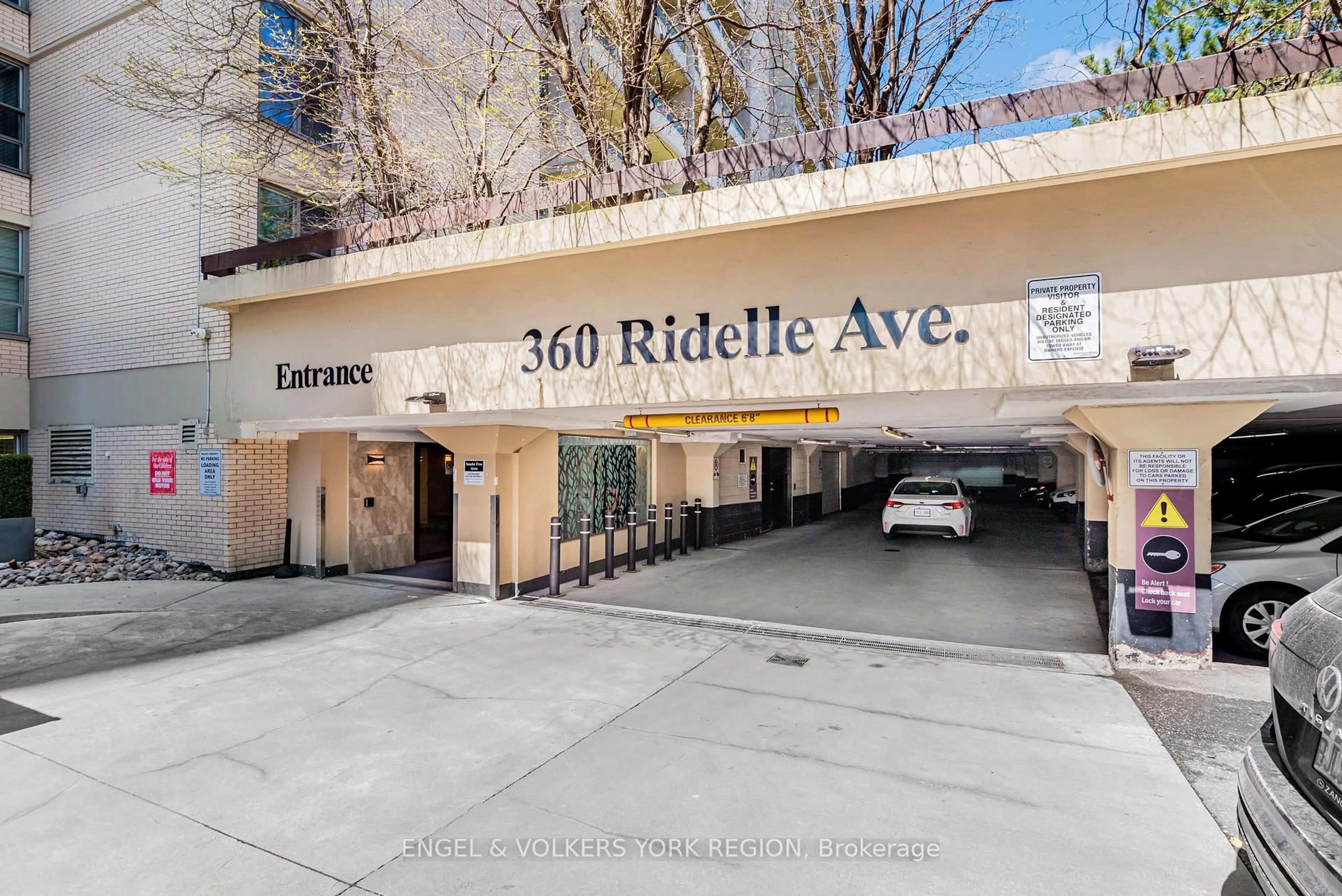 Indoor foyer for 360 Ridelle Ave #1001, Toronto Ontario M6B 1K1