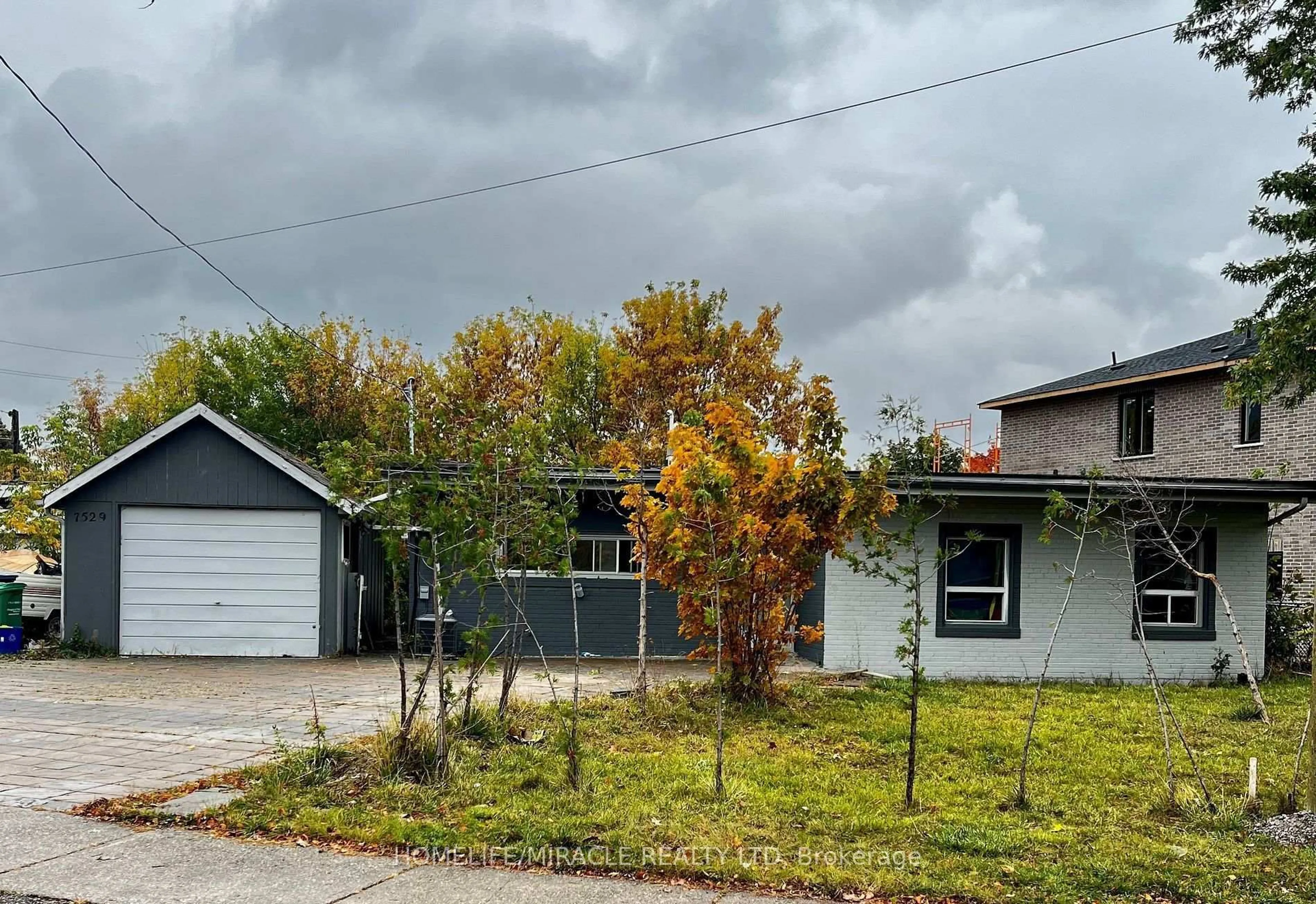 A pic from outside/outdoor area/front of a property/back of a property/a pic from drone, street for 7529 Homeside Gdns, Mississauga Ontario L4T 2A8